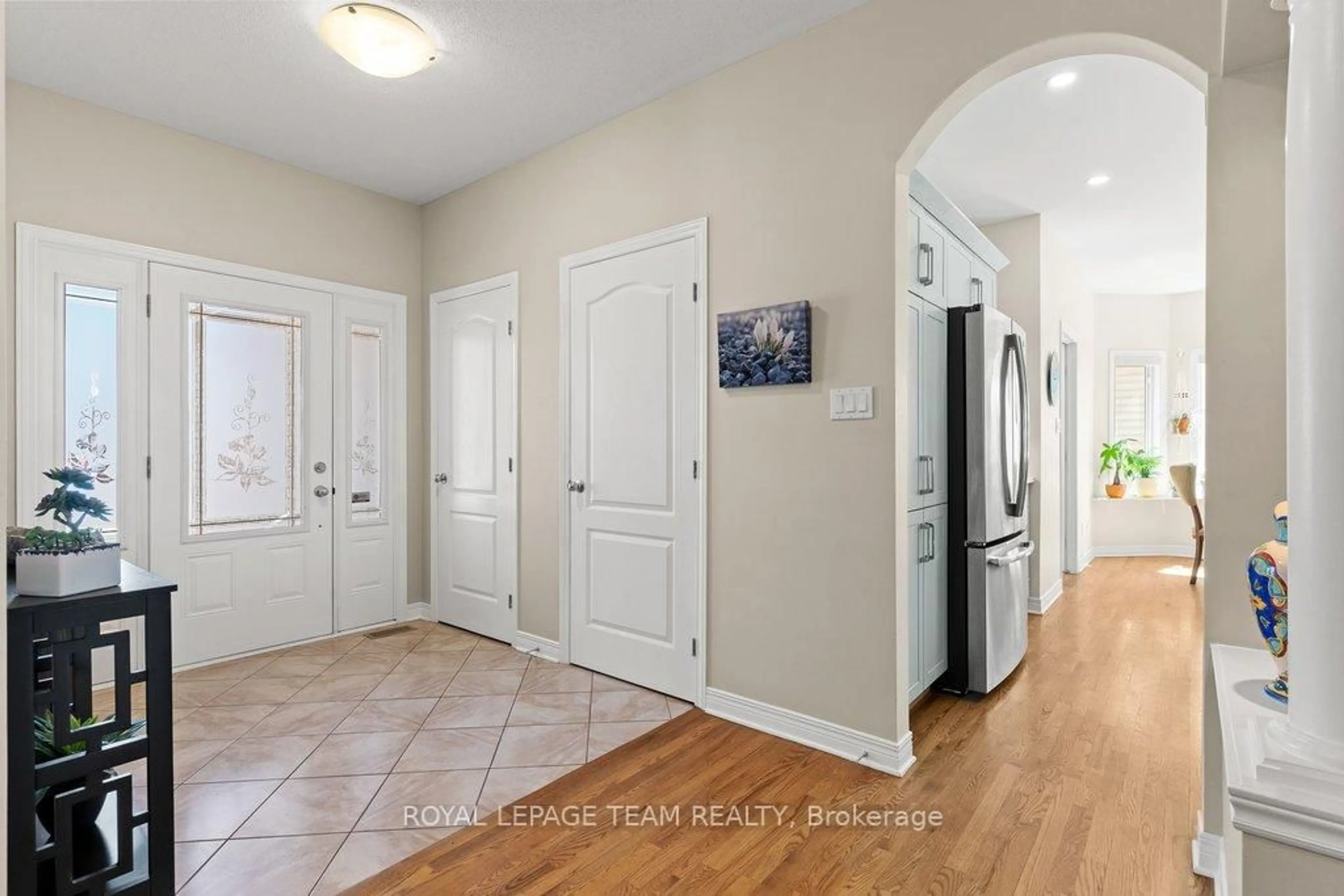 Indoor entryway for 35 Wilderness Way, Ottawa Ontario K2S 2E2