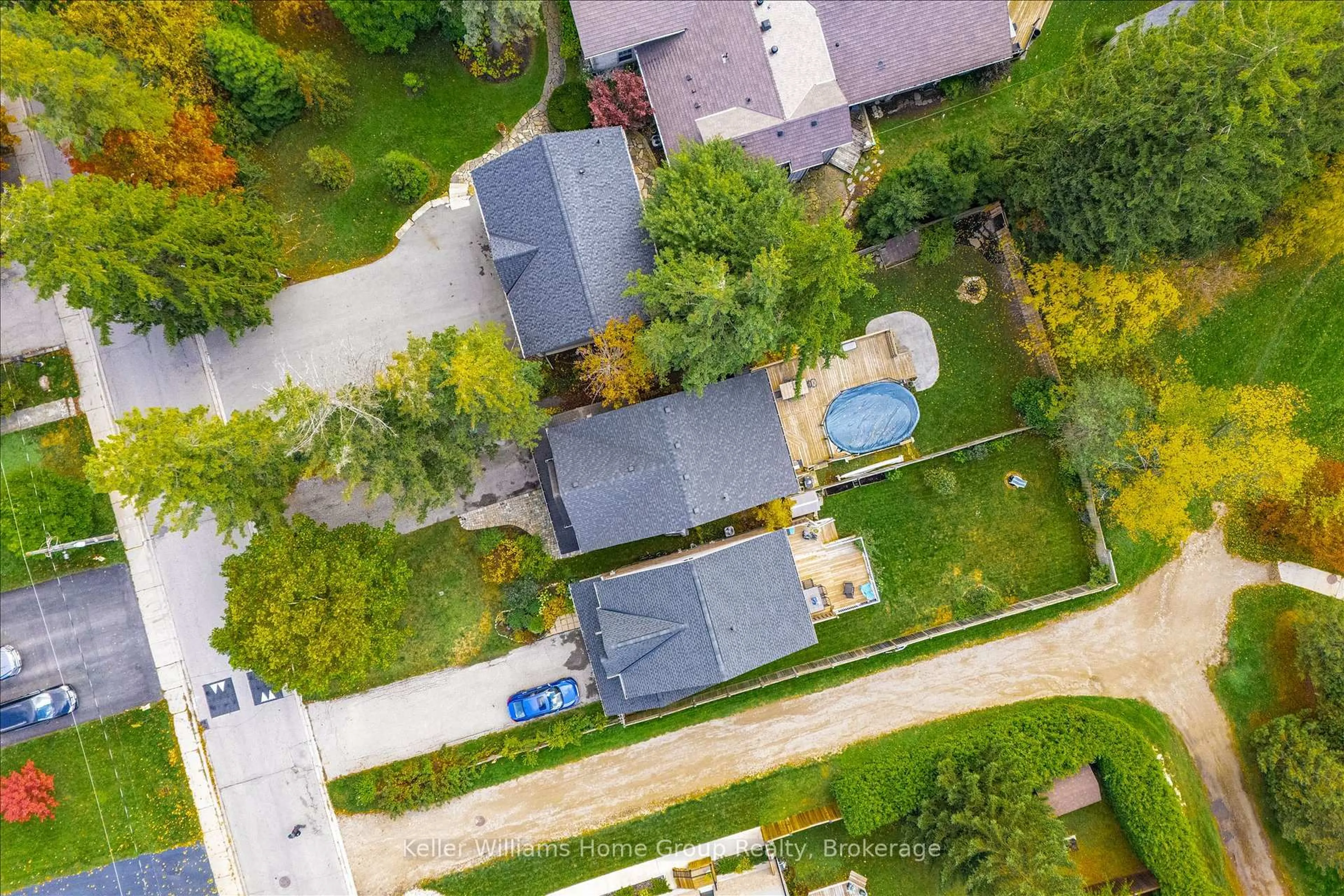 A pic from outside/outdoor area/front of a property/back of a property/a pic from drone, street for 609 Perry St, Centre Wellington Ontario N1M 2R5