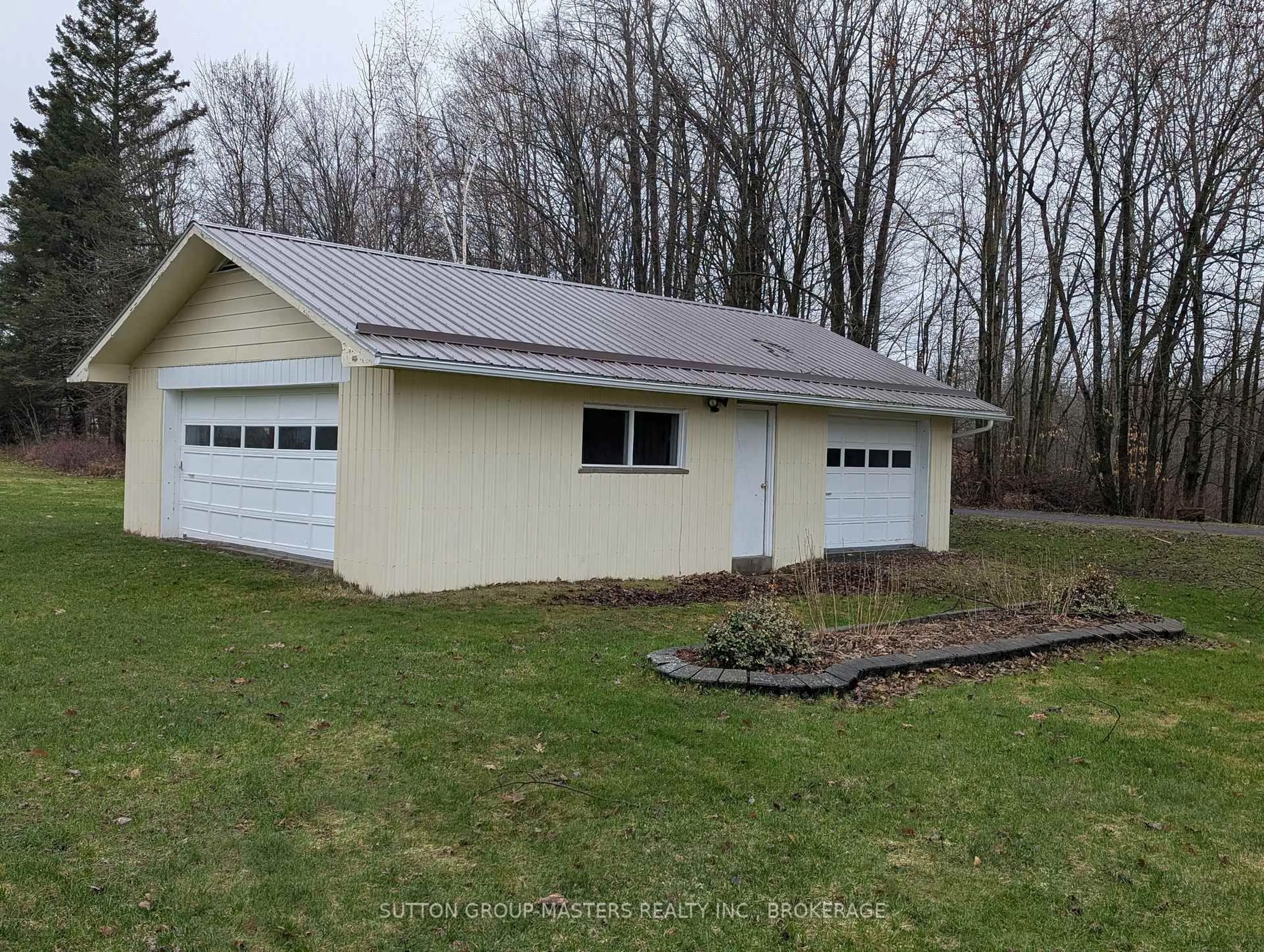 Indoor garage for 4267 Easy St, Verona Ontario K0H 2W0