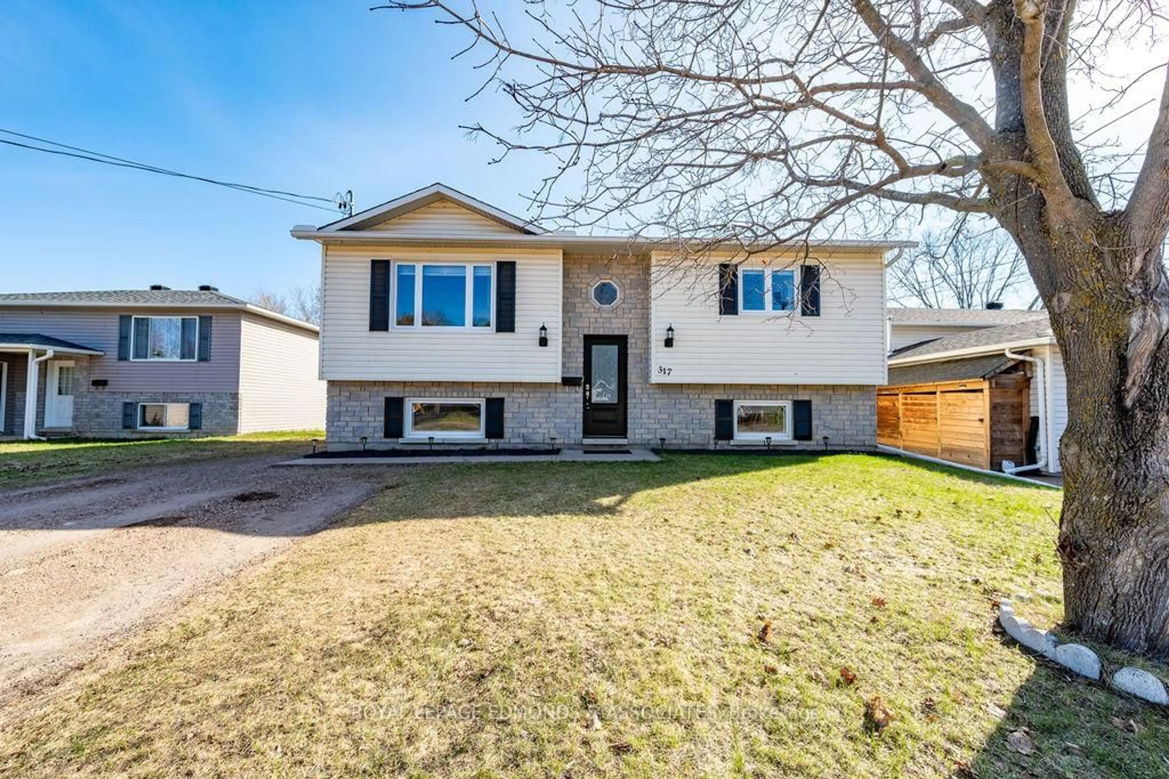 Home with vinyl exterior material, street for 317 JULIEN St, Pembroke Ontario K8A 3P6