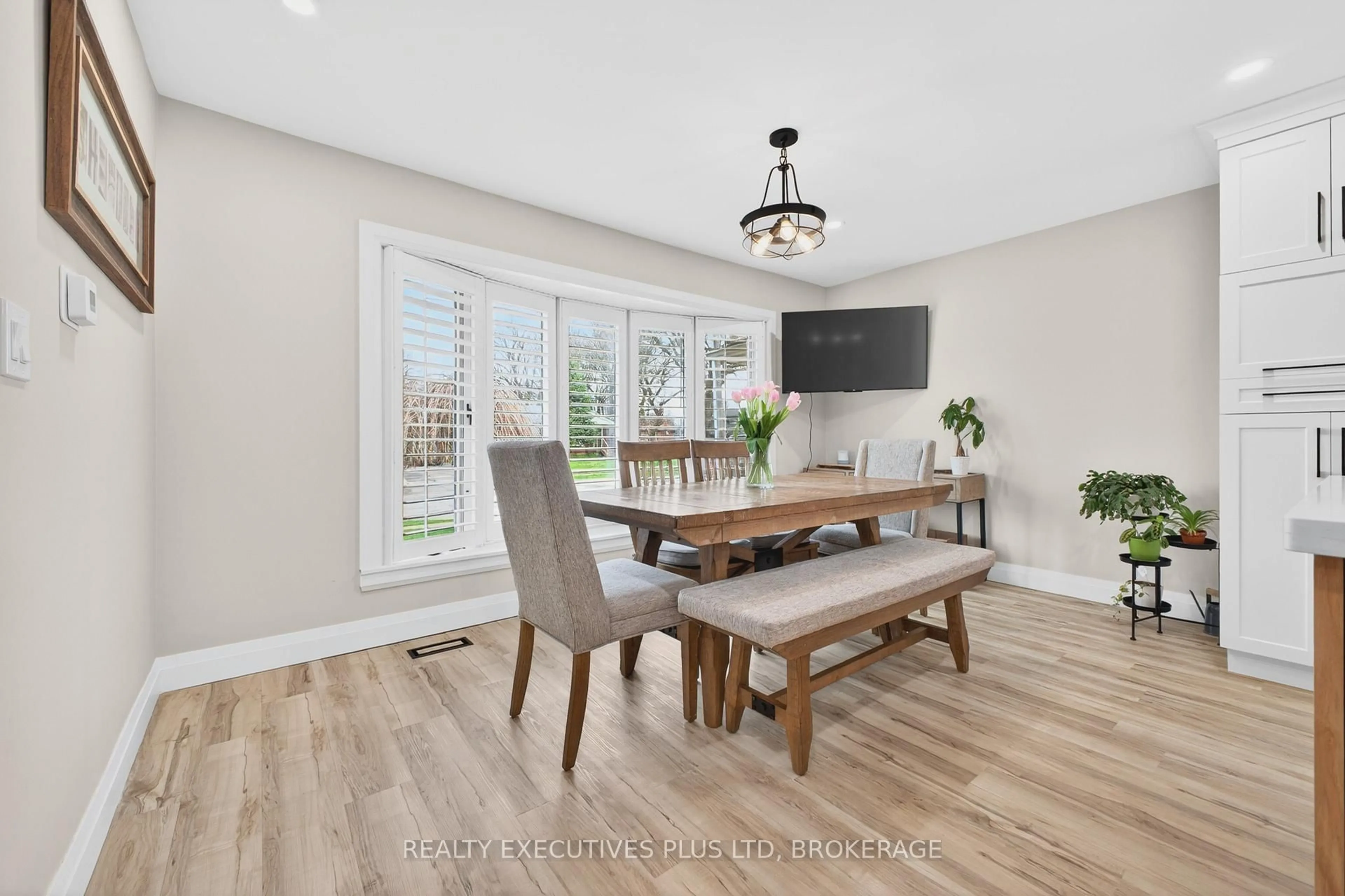 Dining room, wood/laminate floor for 6410 Sherwood Rd, Niagara Falls Ontario L2E 5M1