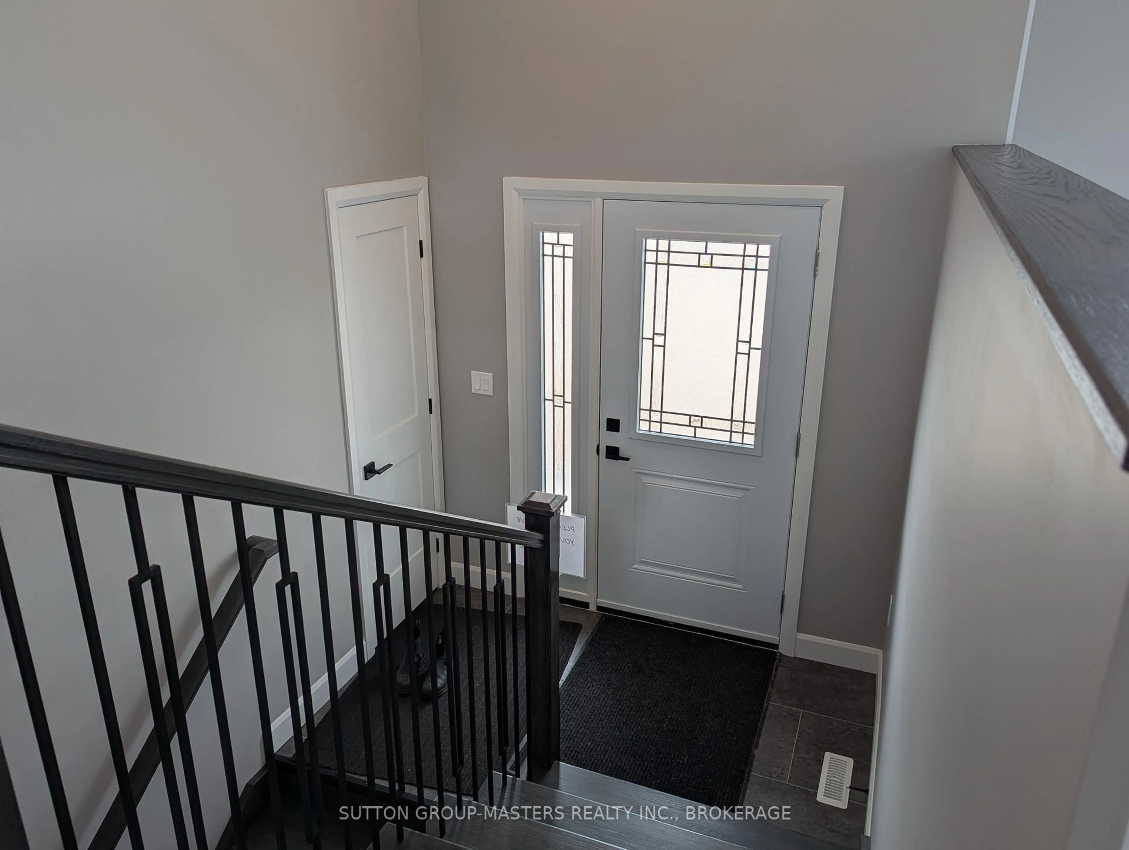 Indoor entryway for 104 BITTERSWEET Rd, Hartington Ontario K0H 1W0