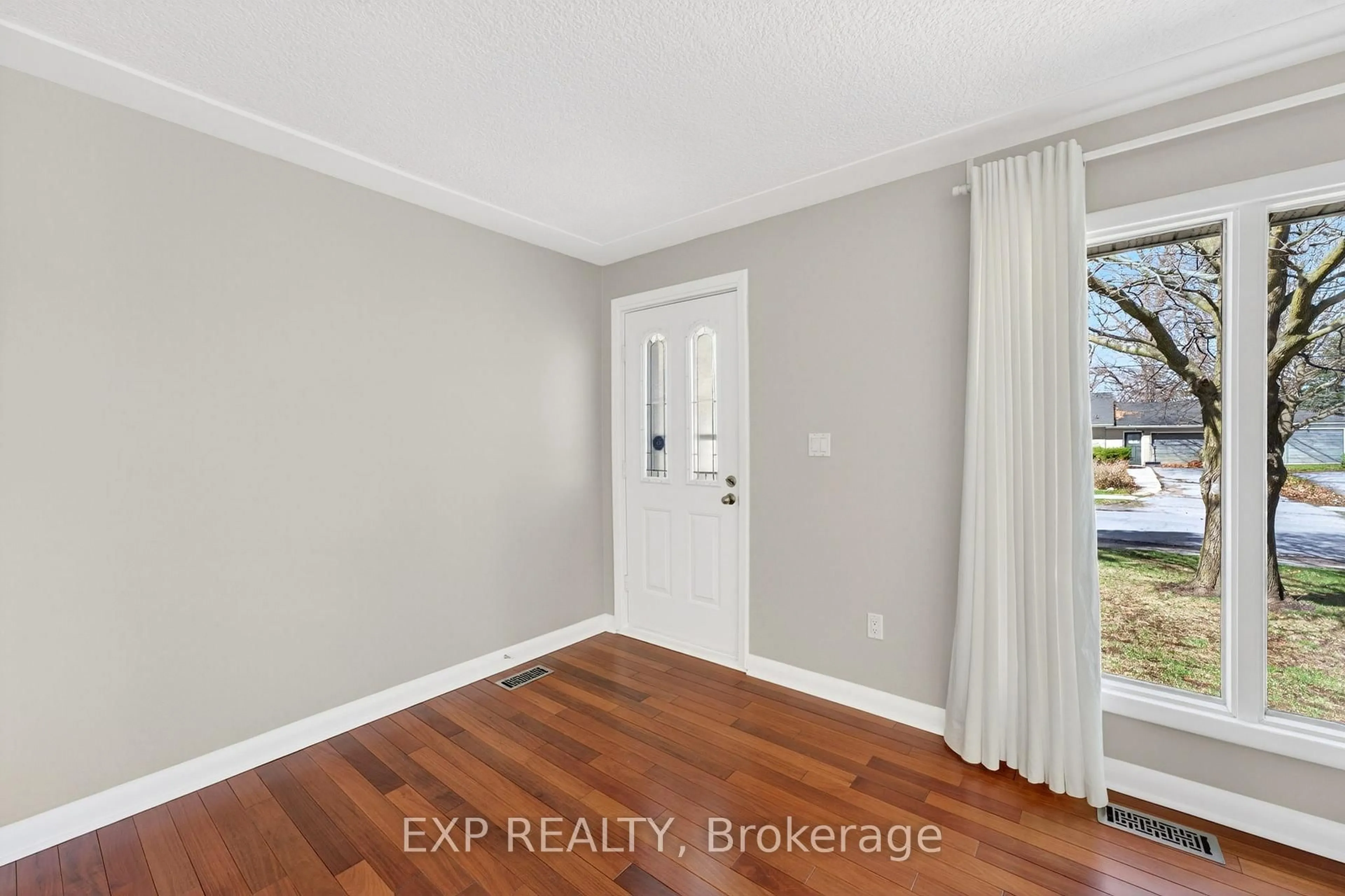 Indoor entryway for 390 Mcewen Dr, Kingston Ontario K7M 3W3