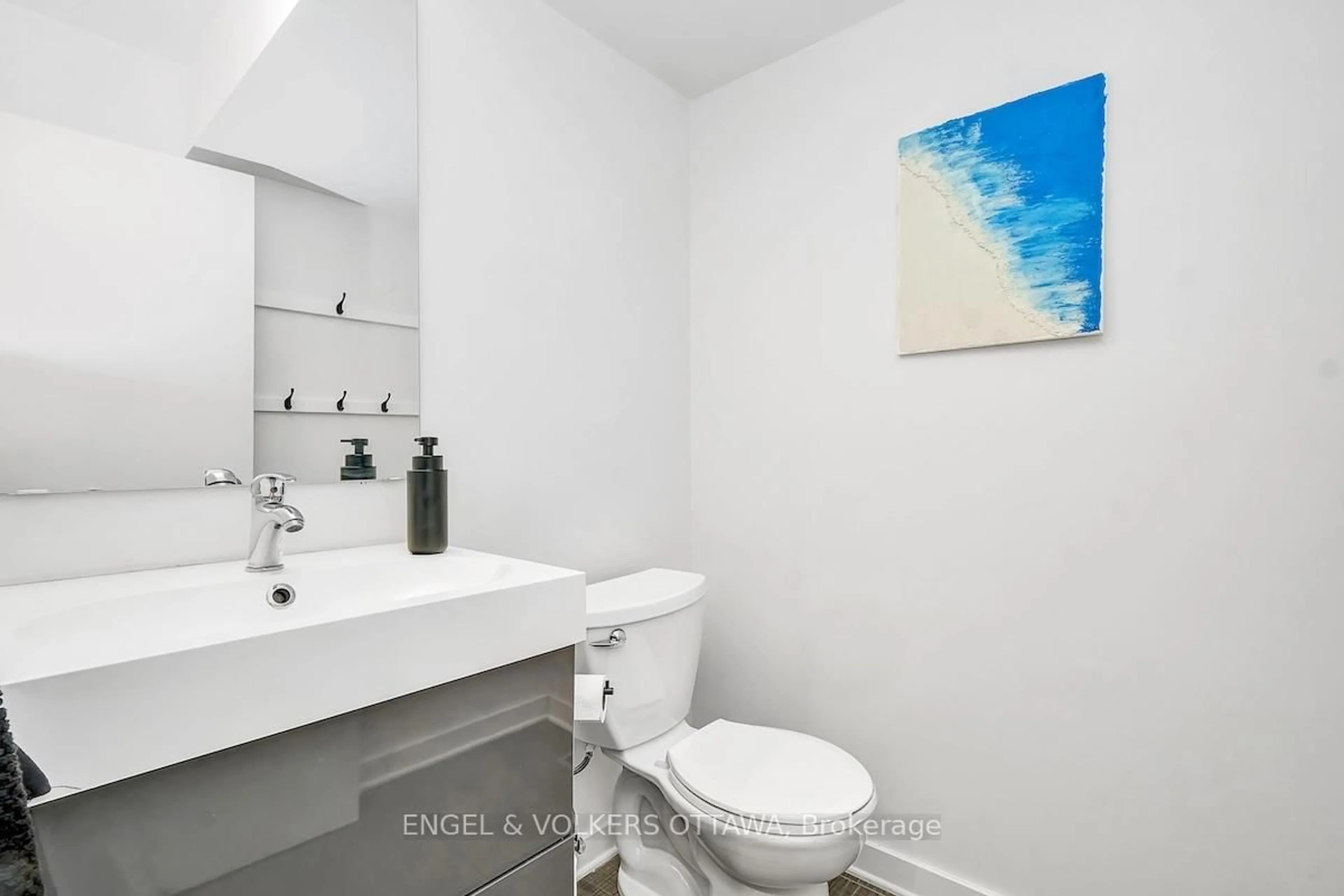 Standard bathroom, ceramic/tile floor for 32 Sims Ave, Ottawa Ontario K1Y 3K1
