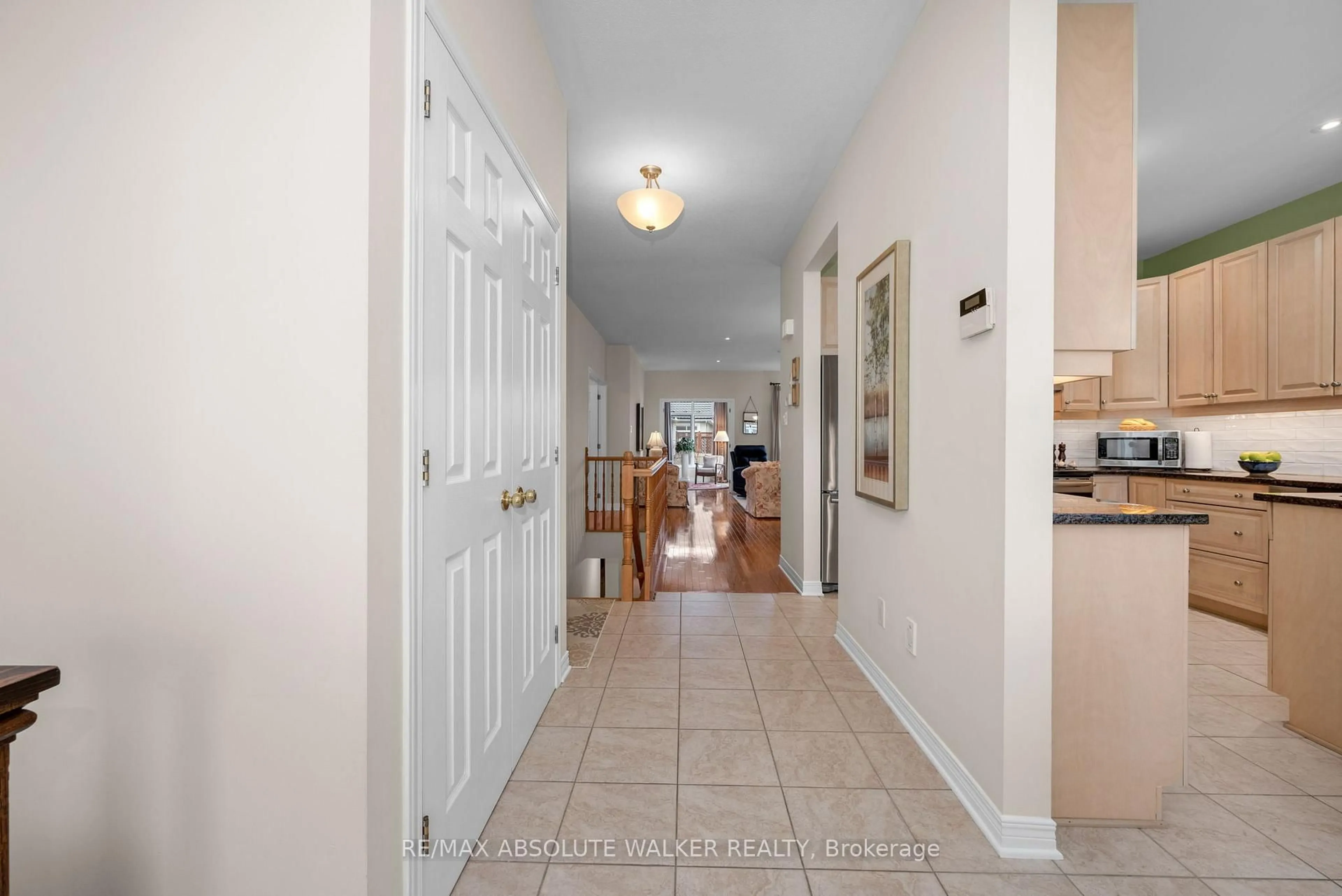 Indoor foyer for 831 Scala Ave, Orleans Ontario K4A 4M2