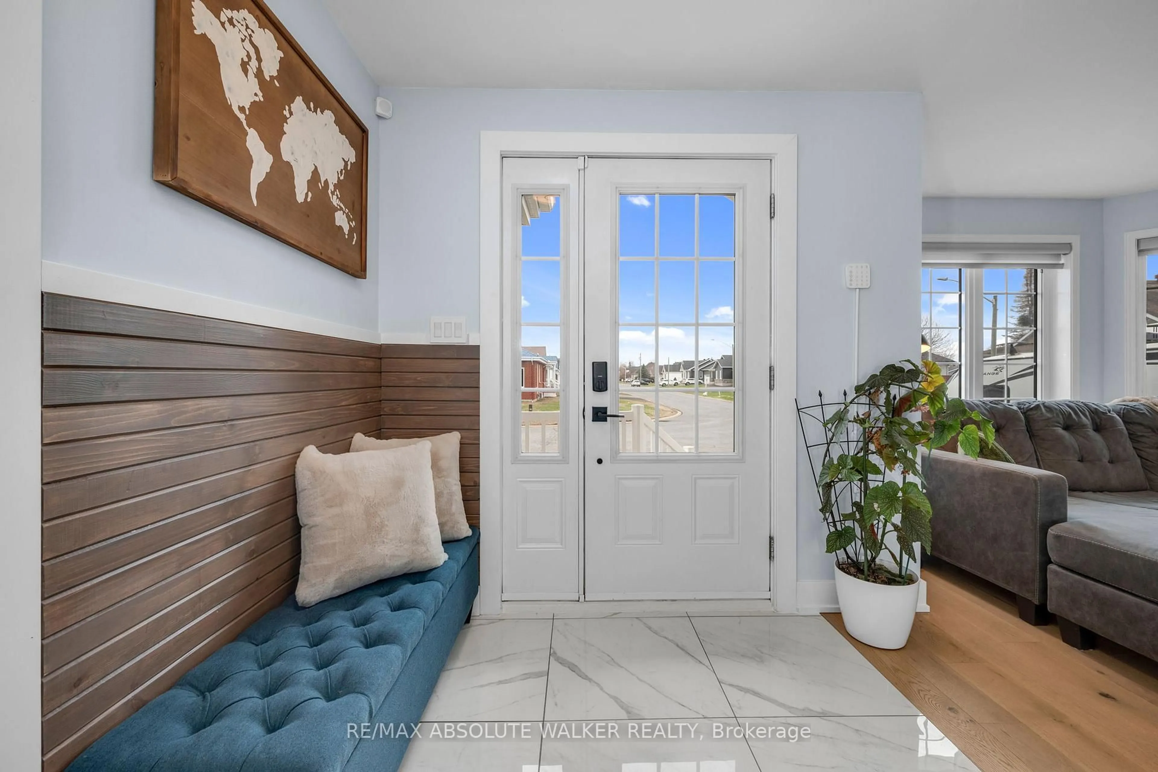 Indoor entryway for 113 Richard St, Alfred and Plantagenet Ontario K0B 1A0