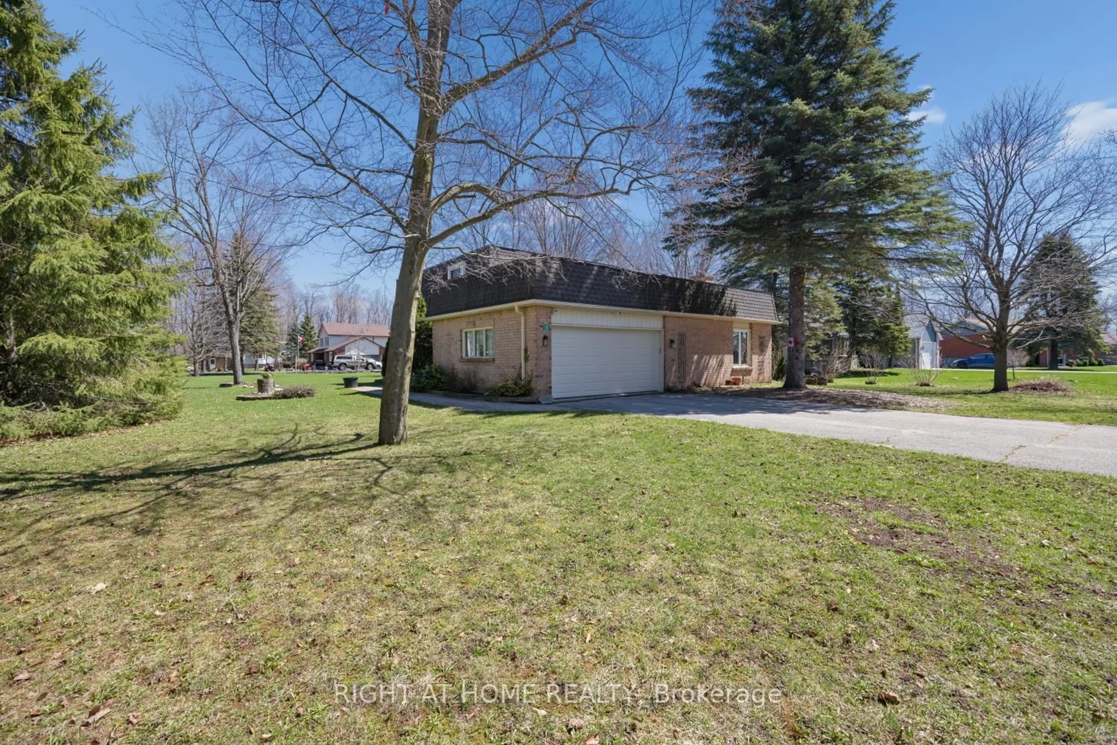 A pic from outside/outdoor area/front of a property/back of a property/a pic from drone, street for 121 Robmar Cres, Kawartha Lakes Ontario K0M 2J0