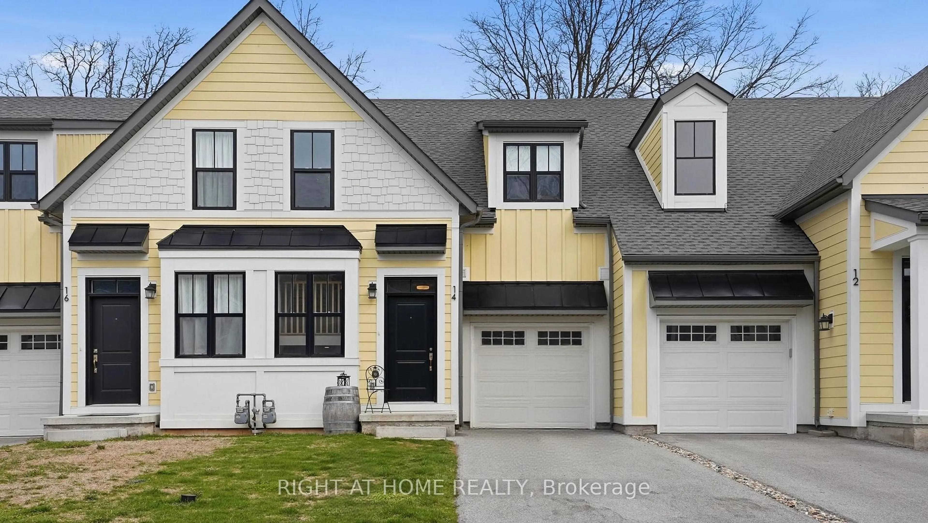 Home with vinyl exterior material, street for 14 Paradise Grve, Niagara-on-the-Lake Ontario L0S 1J0