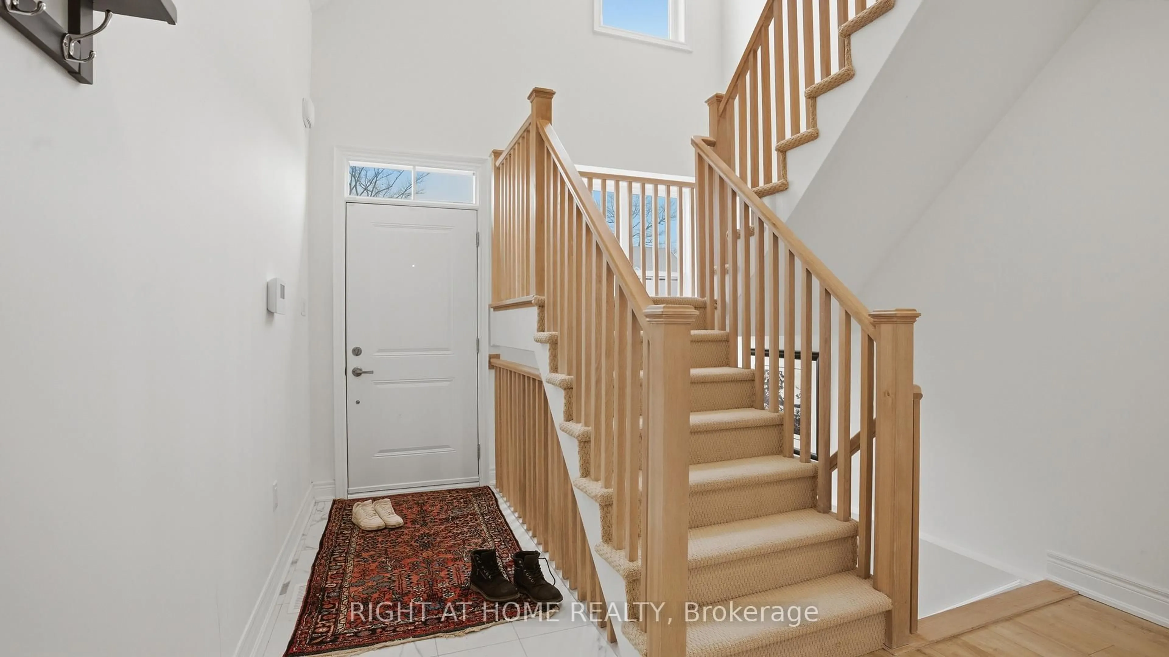 Indoor foyer for 14 Paradise Grve, Niagara-on-the-Lake Ontario L0S 1J0