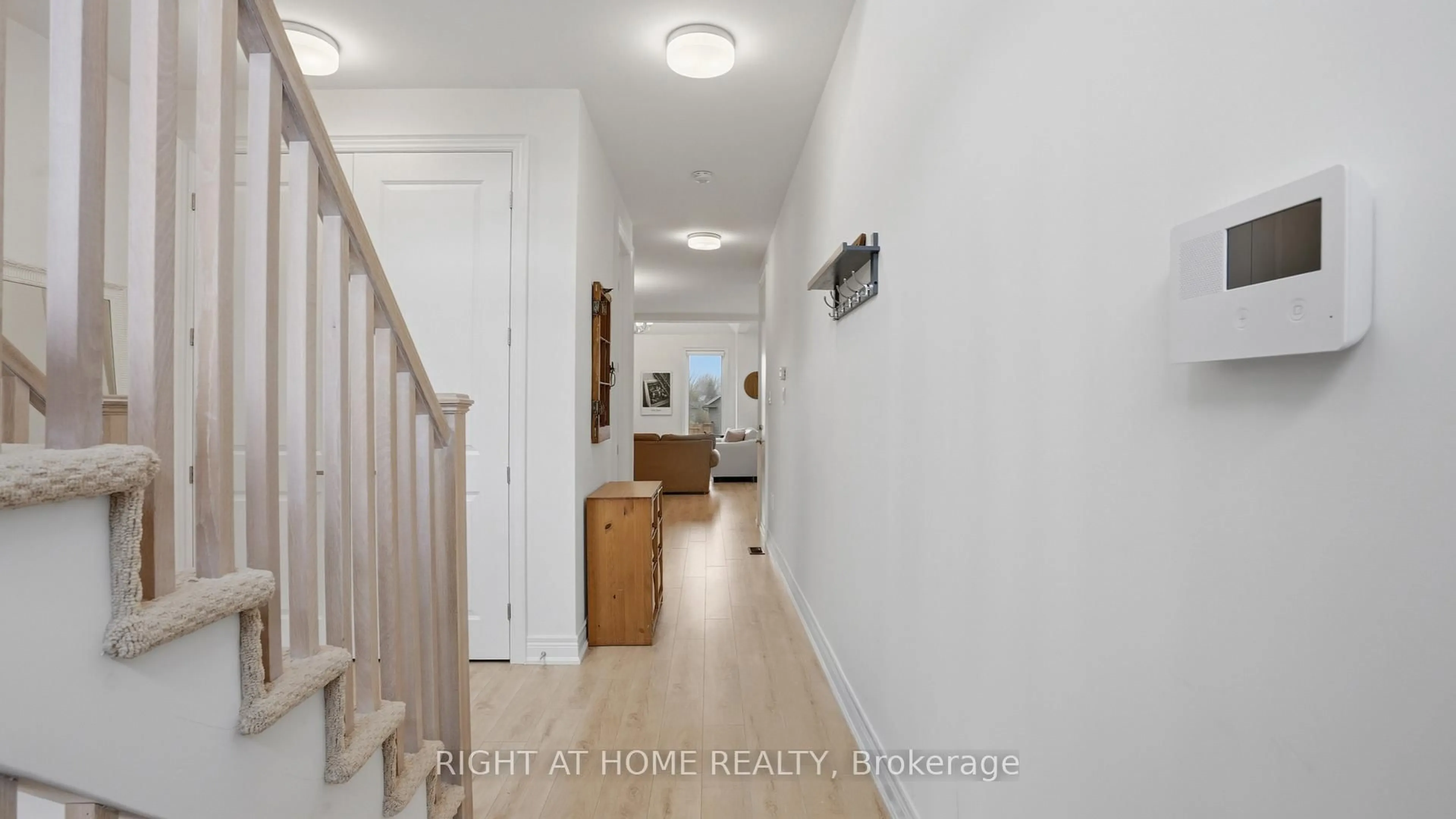 Indoor entryway for 14 Paradise Grve, Niagara-on-the-Lake Ontario L0S 1J0