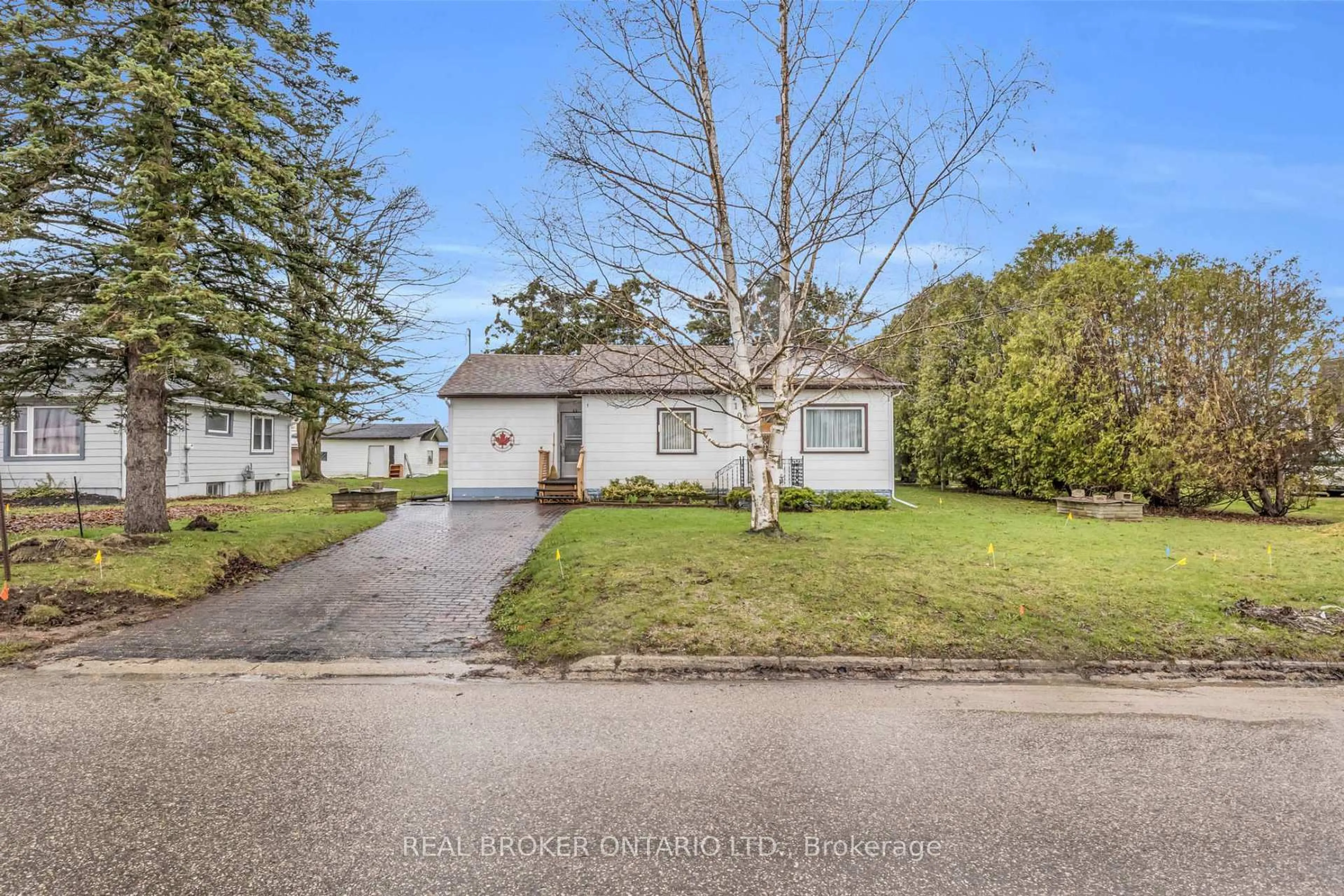 A pic from outside/outdoor area/front of a property/back of a property/a pic from drone, street for 104 King St, Minto Ontario N0G 2P0