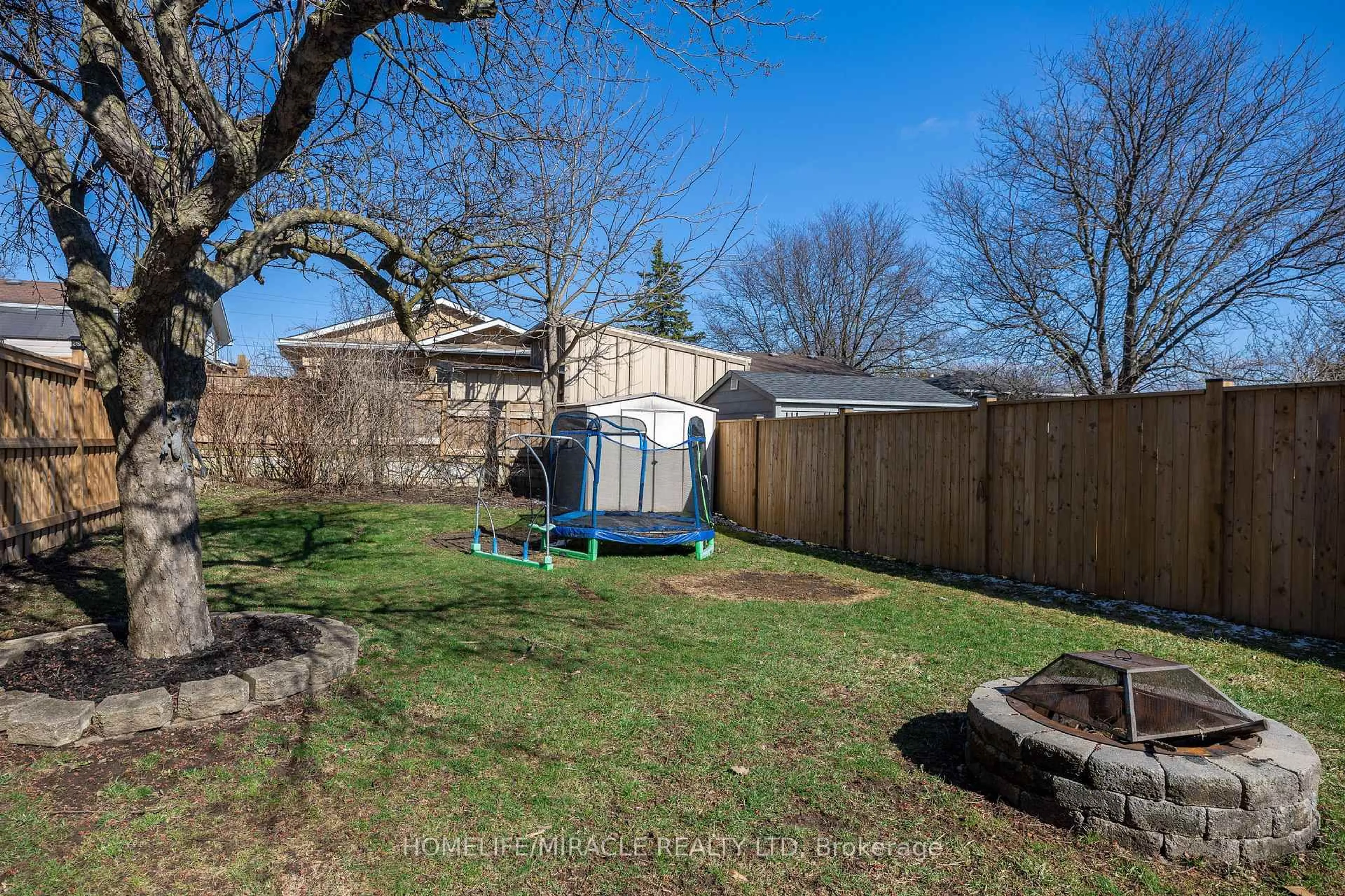 Patio, street for 567 Ferndale Crt, London South Ontario N6C 5C2