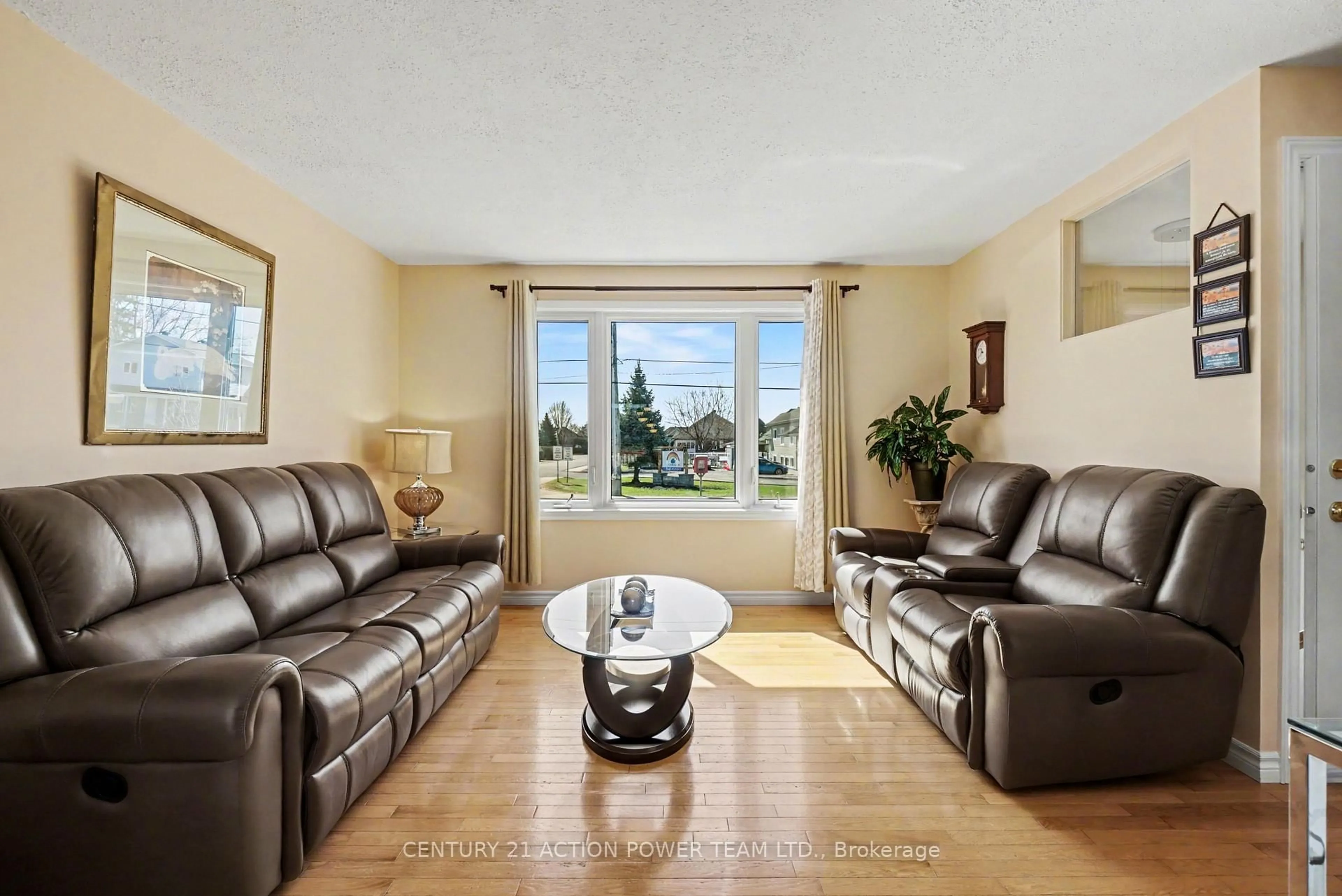 Living room with furniture, unknown for 728 St Isidore Rte, Casselman Ontario K0A 1M0