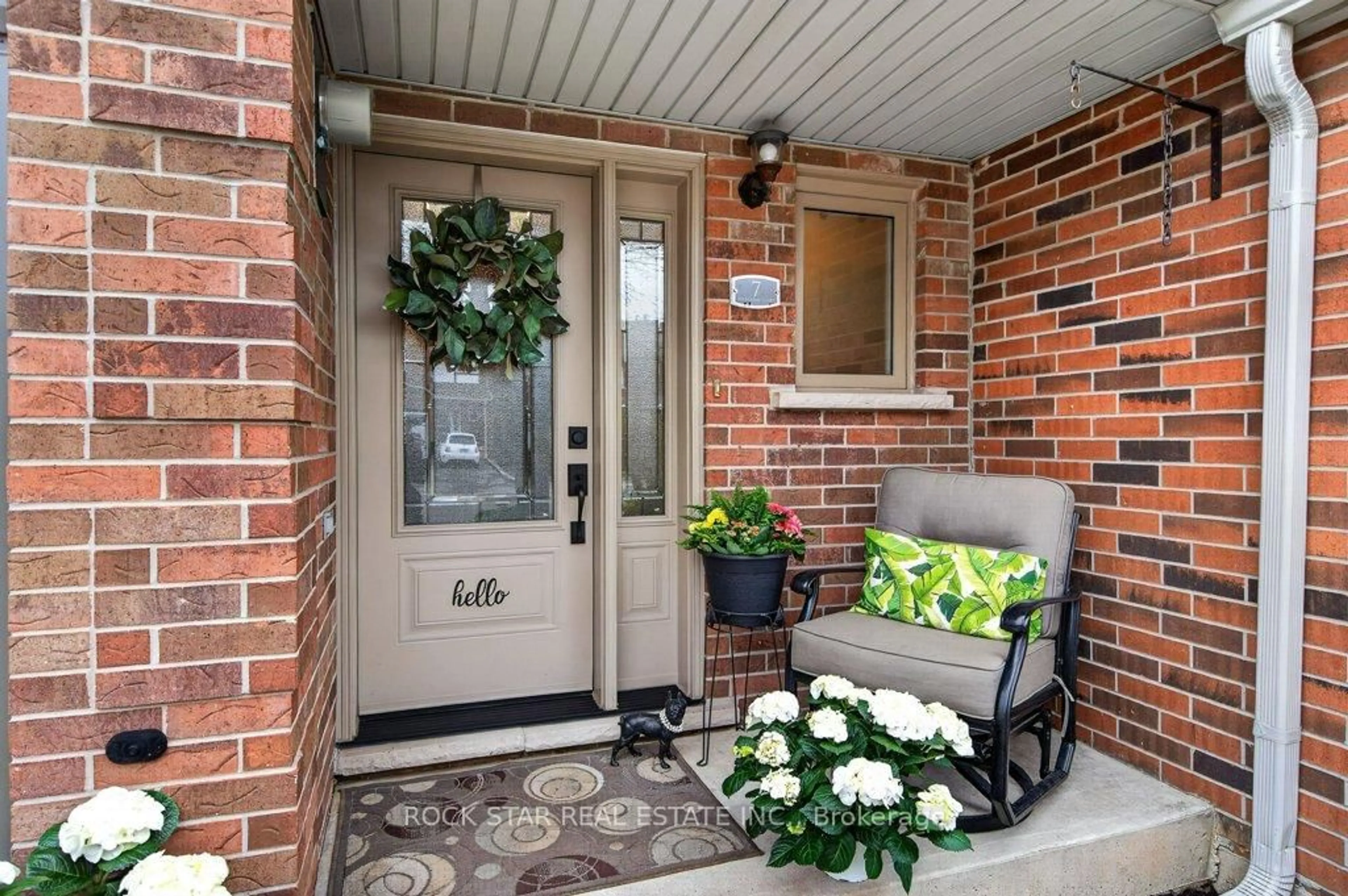 Indoor entryway for 7 Perthshire Crt, Hamilton Ontario L9B 2H1