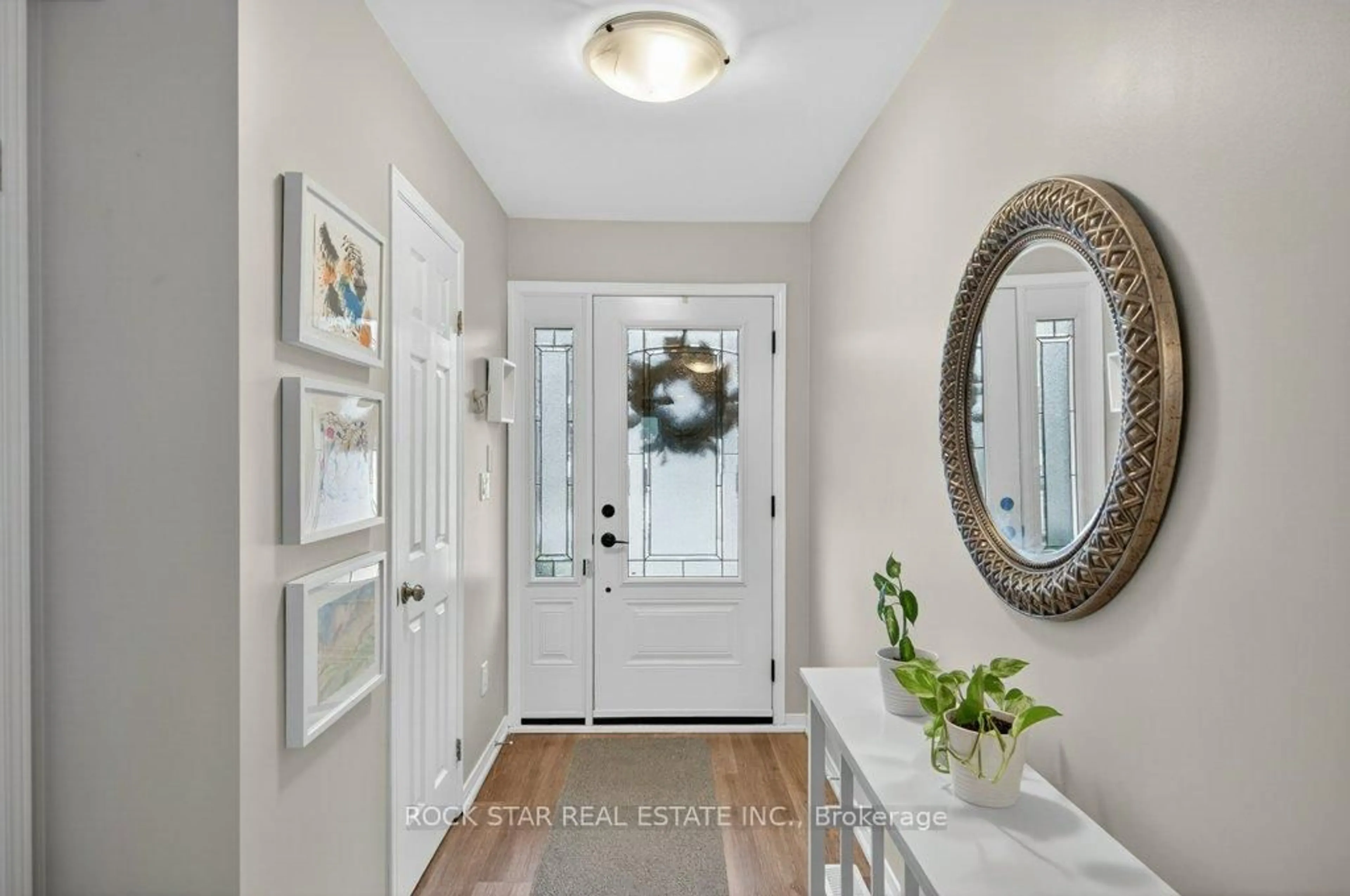 Indoor entryway for 7 Perthshire Crt, Hamilton Ontario L9B 2H1