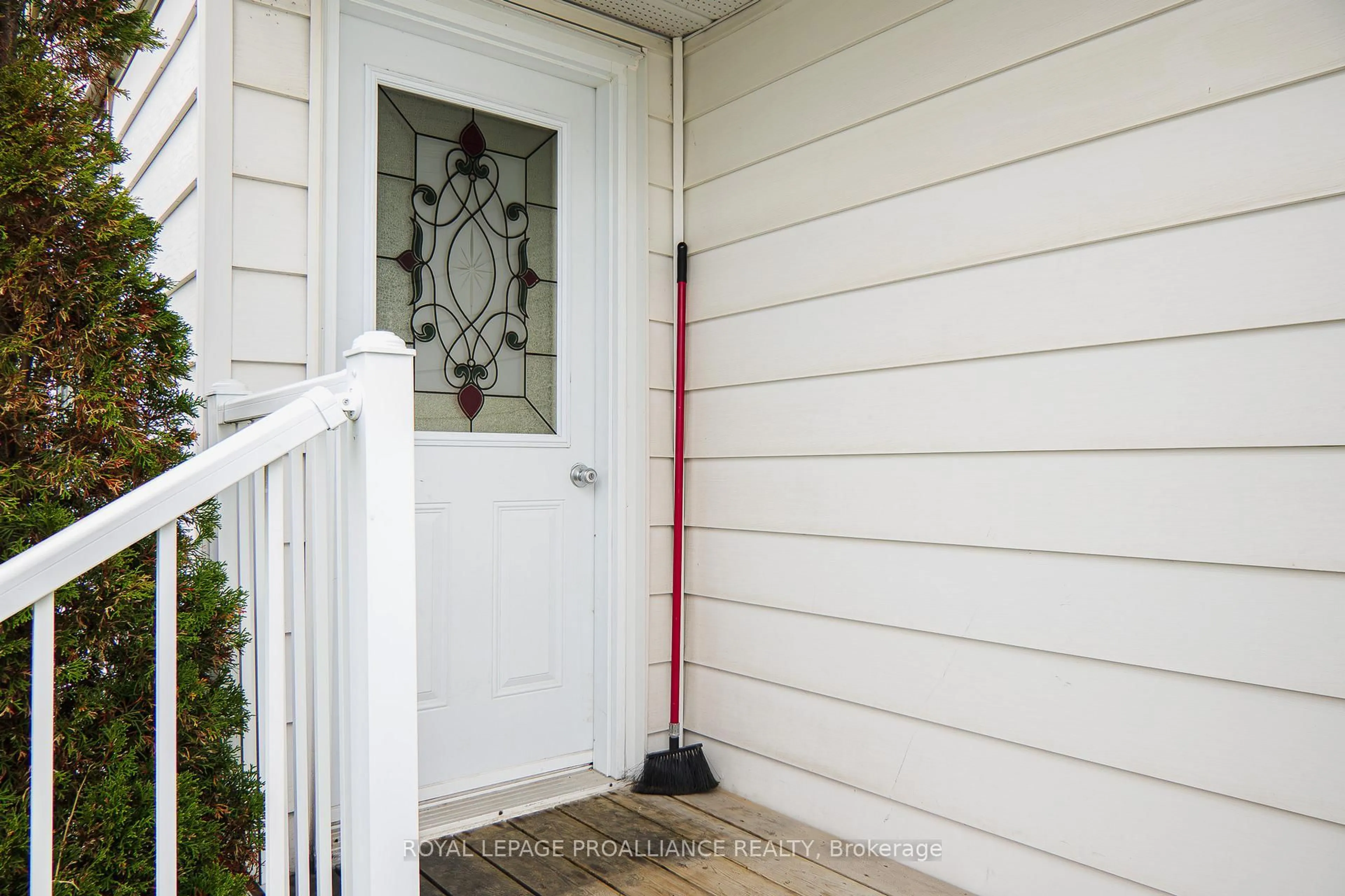 Indoor entryway for 101 Wall St, Quinte West Ontario K8V 4K1