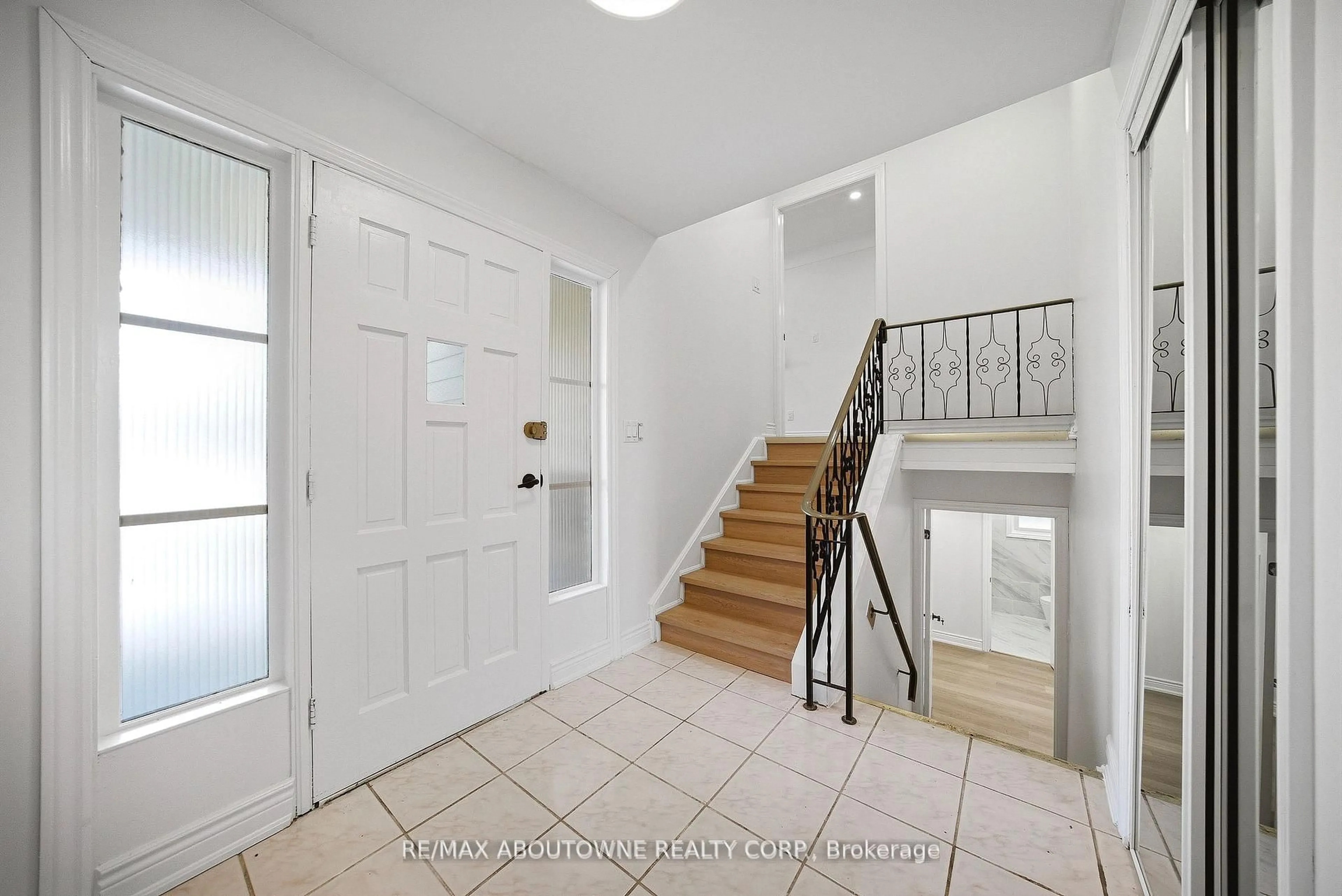 Indoor entryway for 7238 Parkdale St, Niagara Falls Ontario L2E 5P3