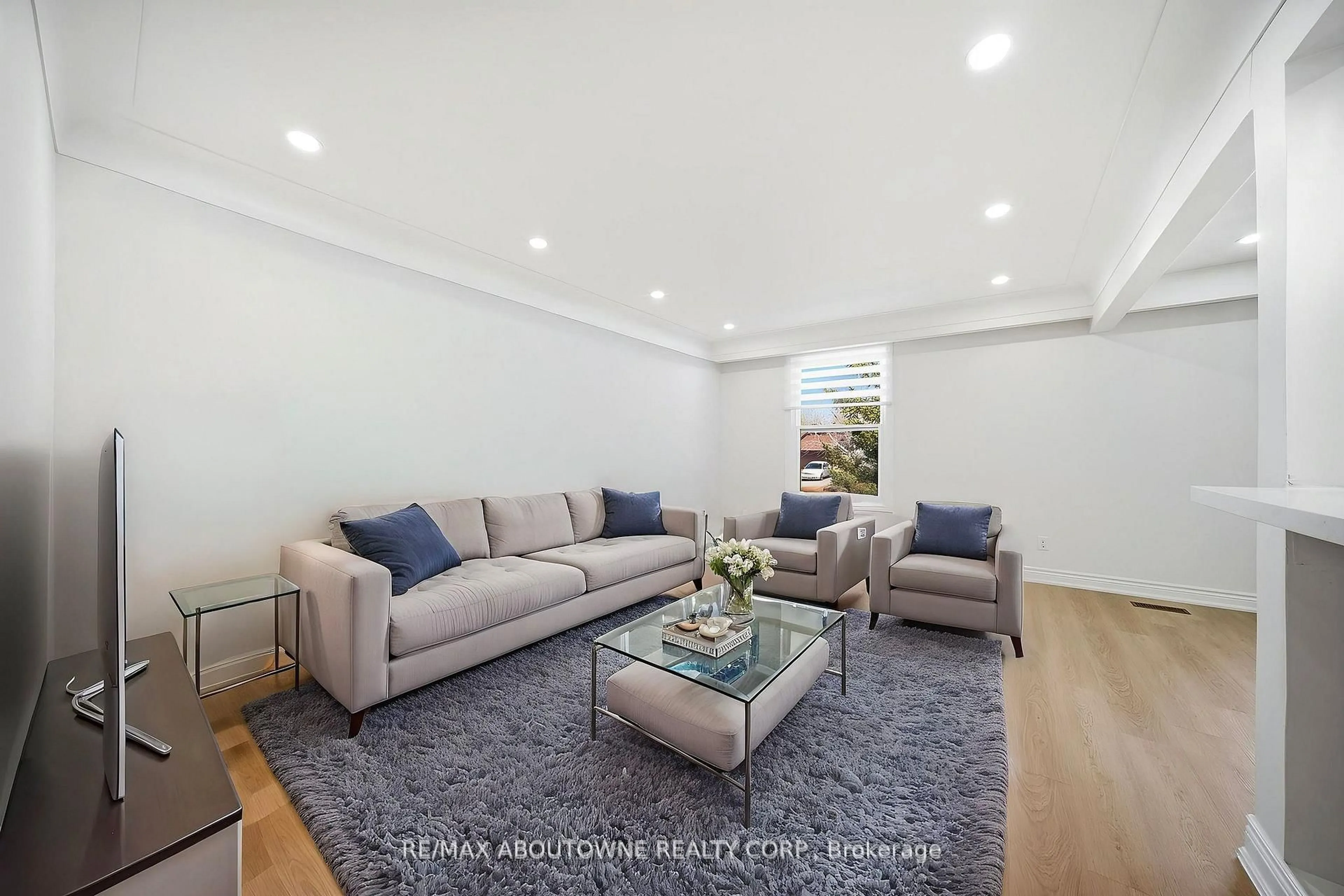 Living room with furniture, unknown for 7238 Parkdale St, Niagara Falls Ontario L2E 5P3