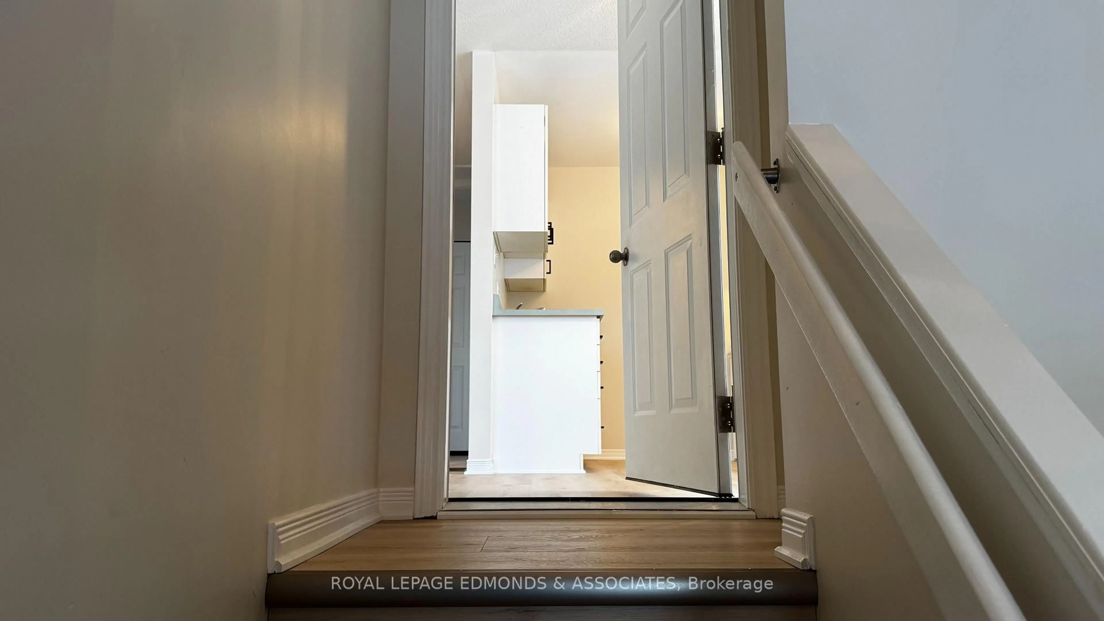 Indoor entryway for 441 Mackay St, Pembroke Ontario K8A 1E3