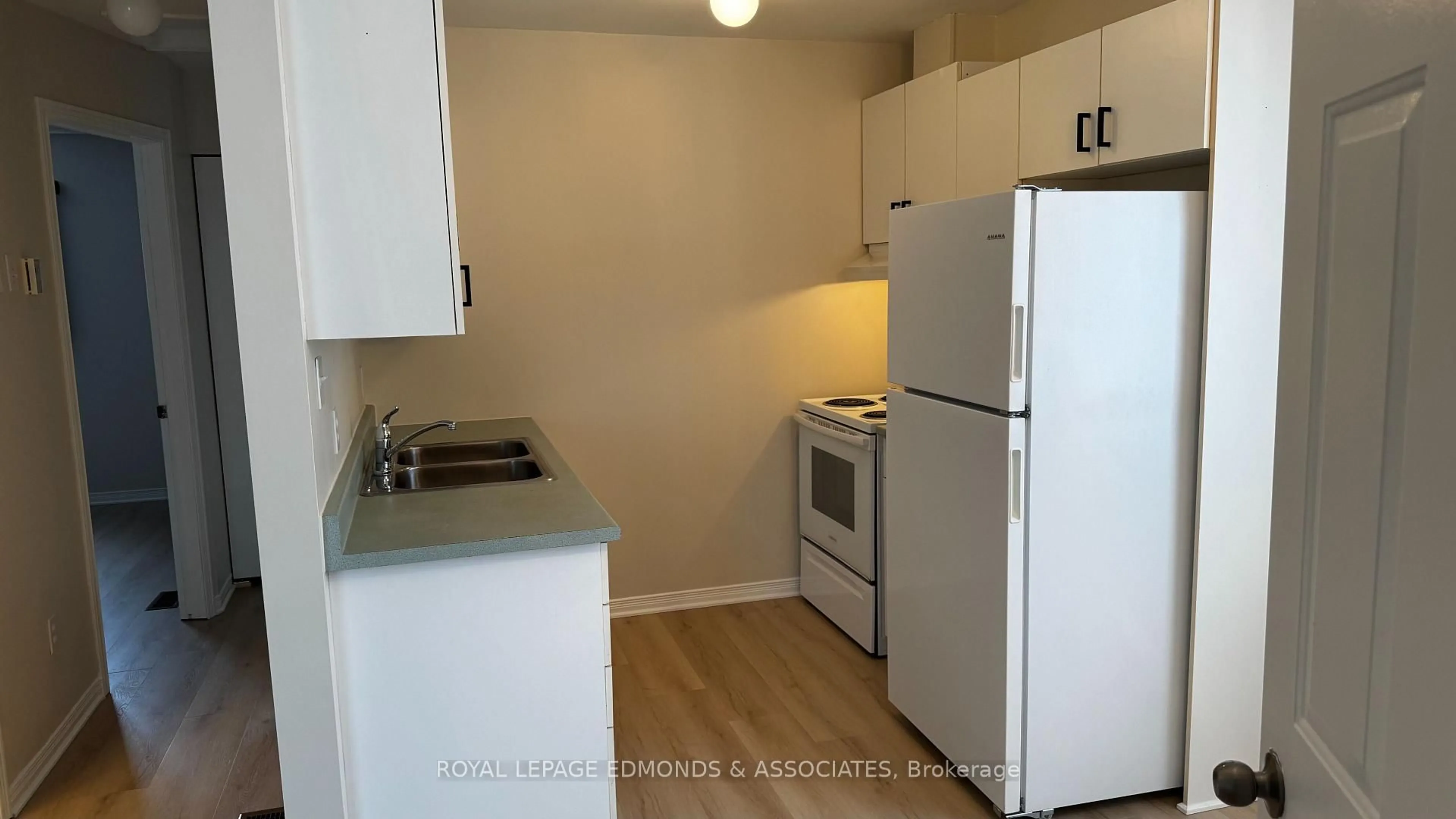 Standard kitchen, wood/laminate floor for 441 Mackay St, Pembroke Ontario K8A 1E3