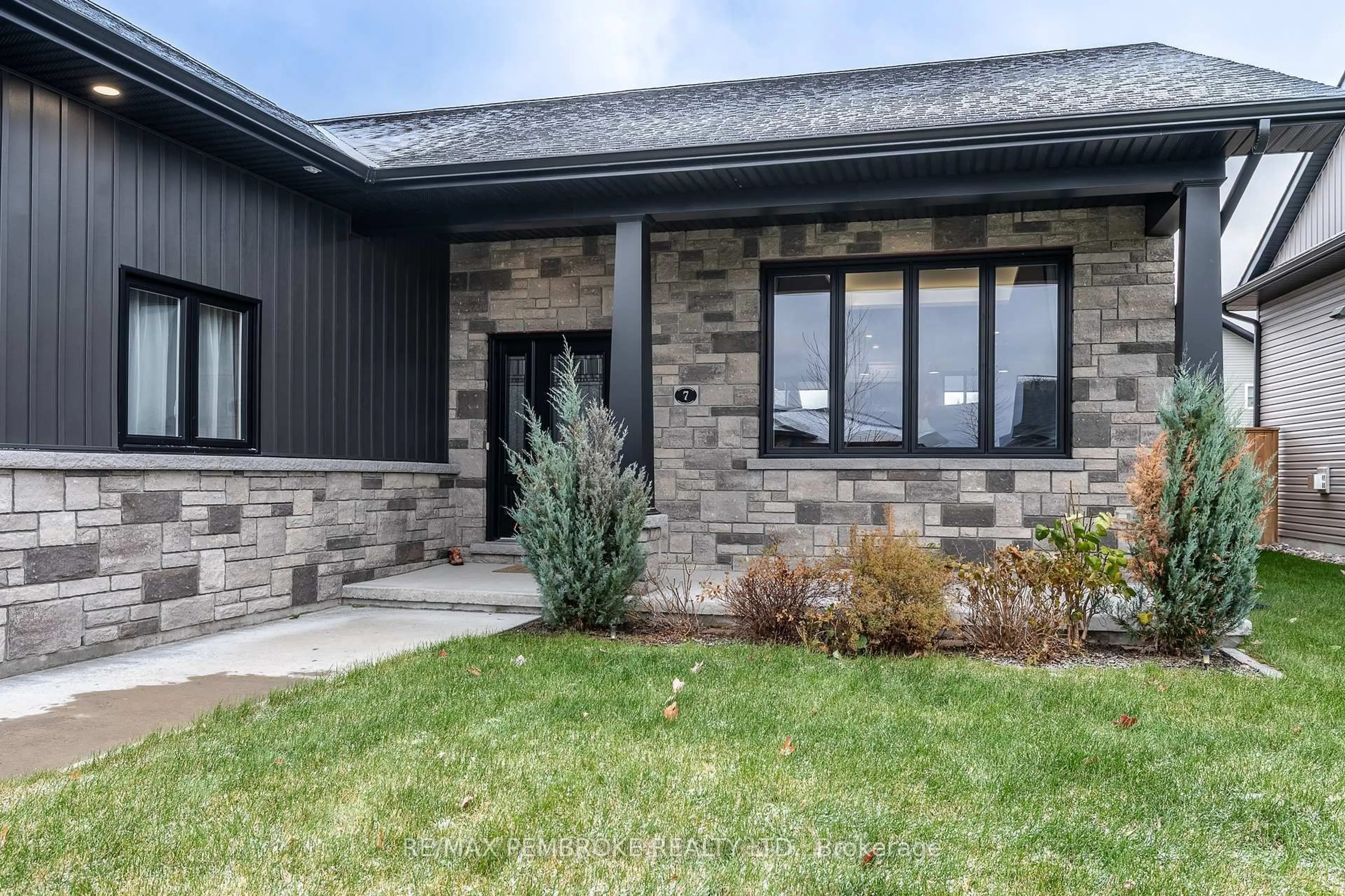 Home with brick exterior material, street for 7 Drew St, Petawawa Ontario K8H 0G9