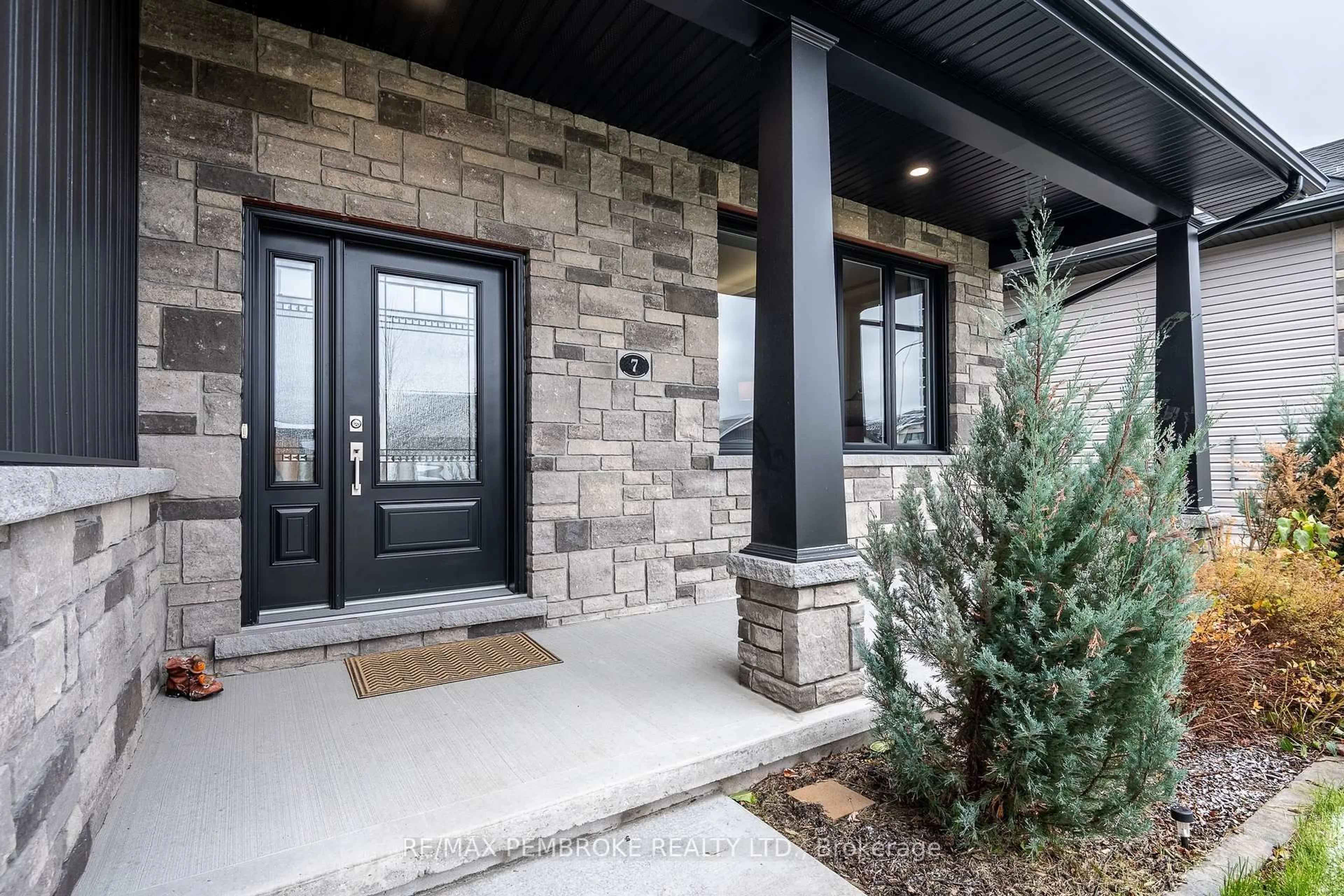 Indoor entryway for 7 Drew St, Petawawa Ontario K8H 0G9