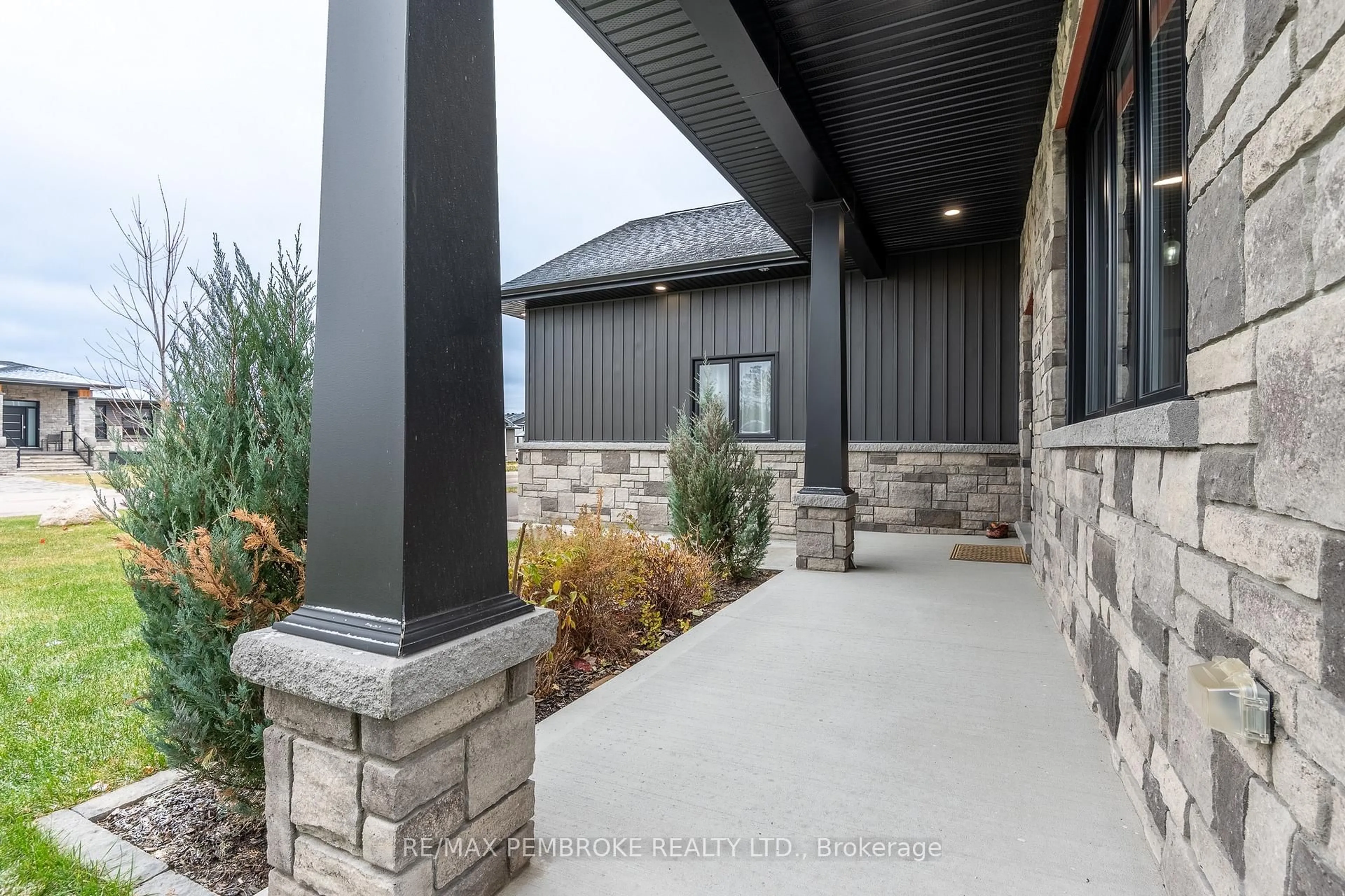 Patio, unknown for 7 Drew St, Petawawa Ontario K8H 0G9