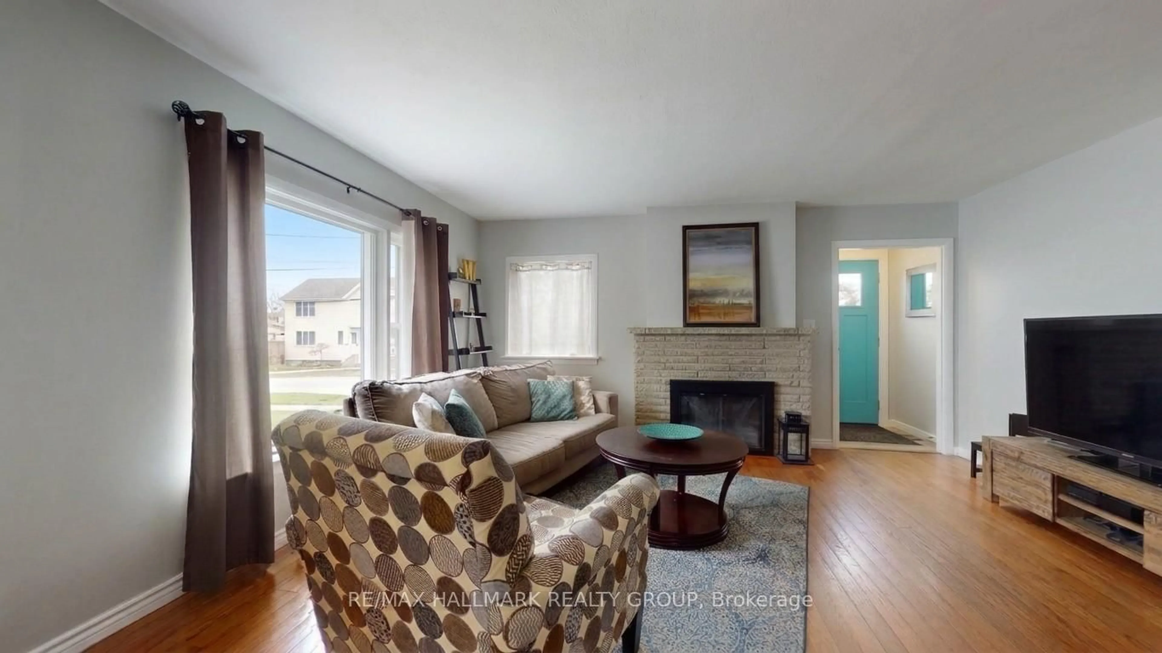 Living room with furniture, wood/laminate floor for 24 Schofield Ave, Brockville Ontario K6V 4M5