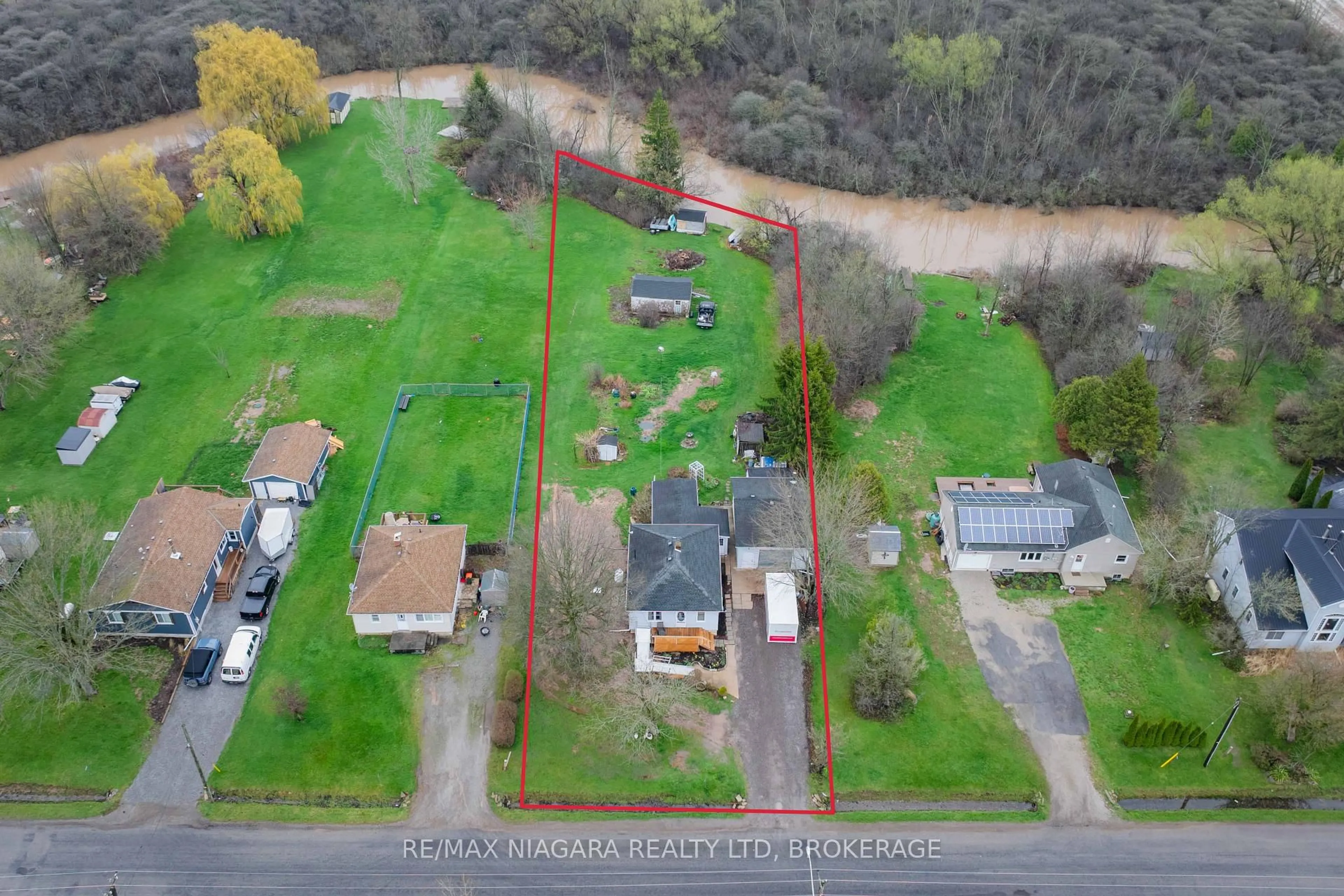 A pic from outside/outdoor area/front of a property/back of a property/a pic from drone, street for 10364 Willodell Rd, Niagara Falls Ontario L0S 1K0