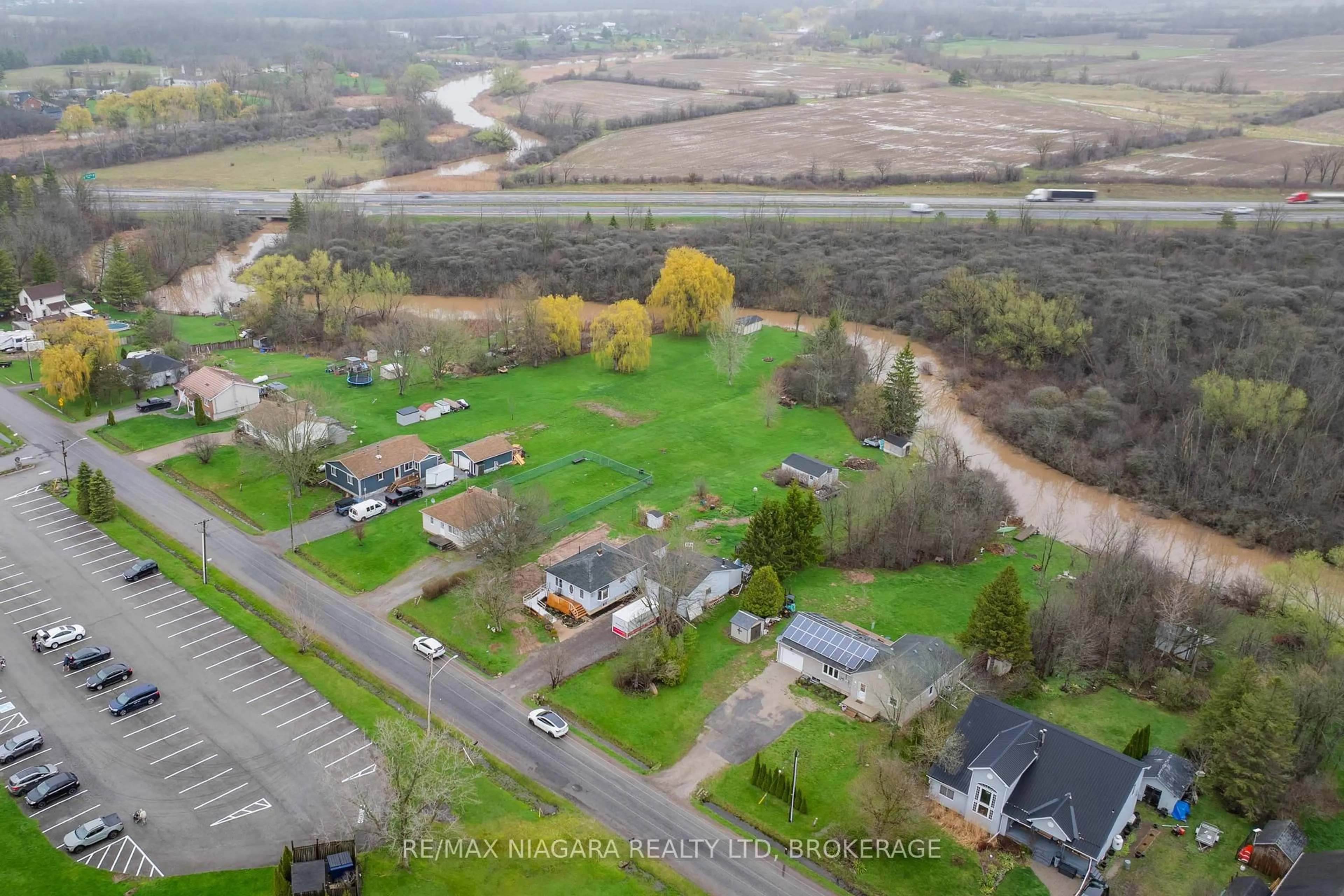A pic from outside/outdoor area/front of a property/back of a property/a pic from drone, unknown for 10364 Willodell Rd, Niagara Falls Ontario L0S 1K0