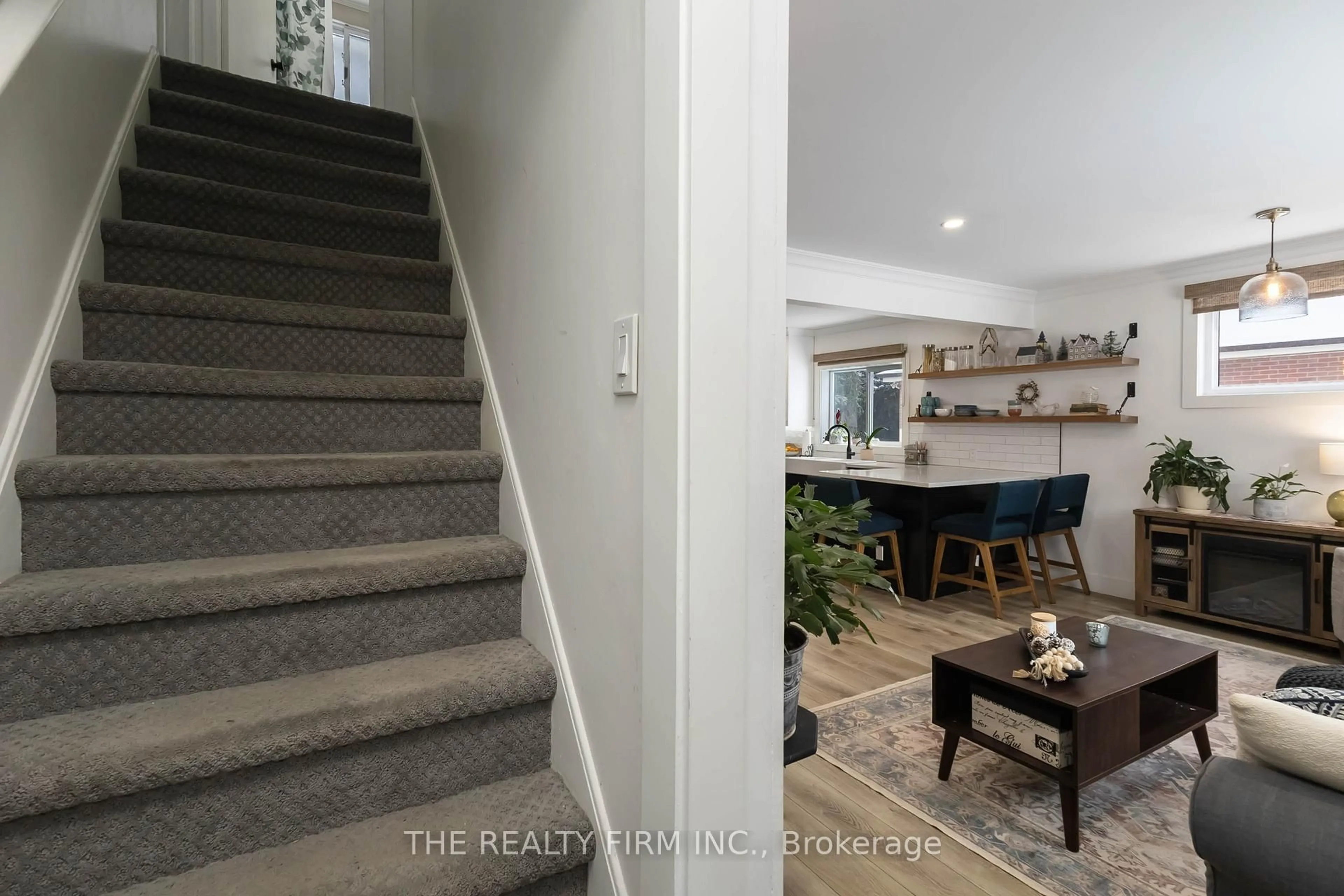 Indoor entryway for 352 Hale St, London East Ontario N5W 1G4