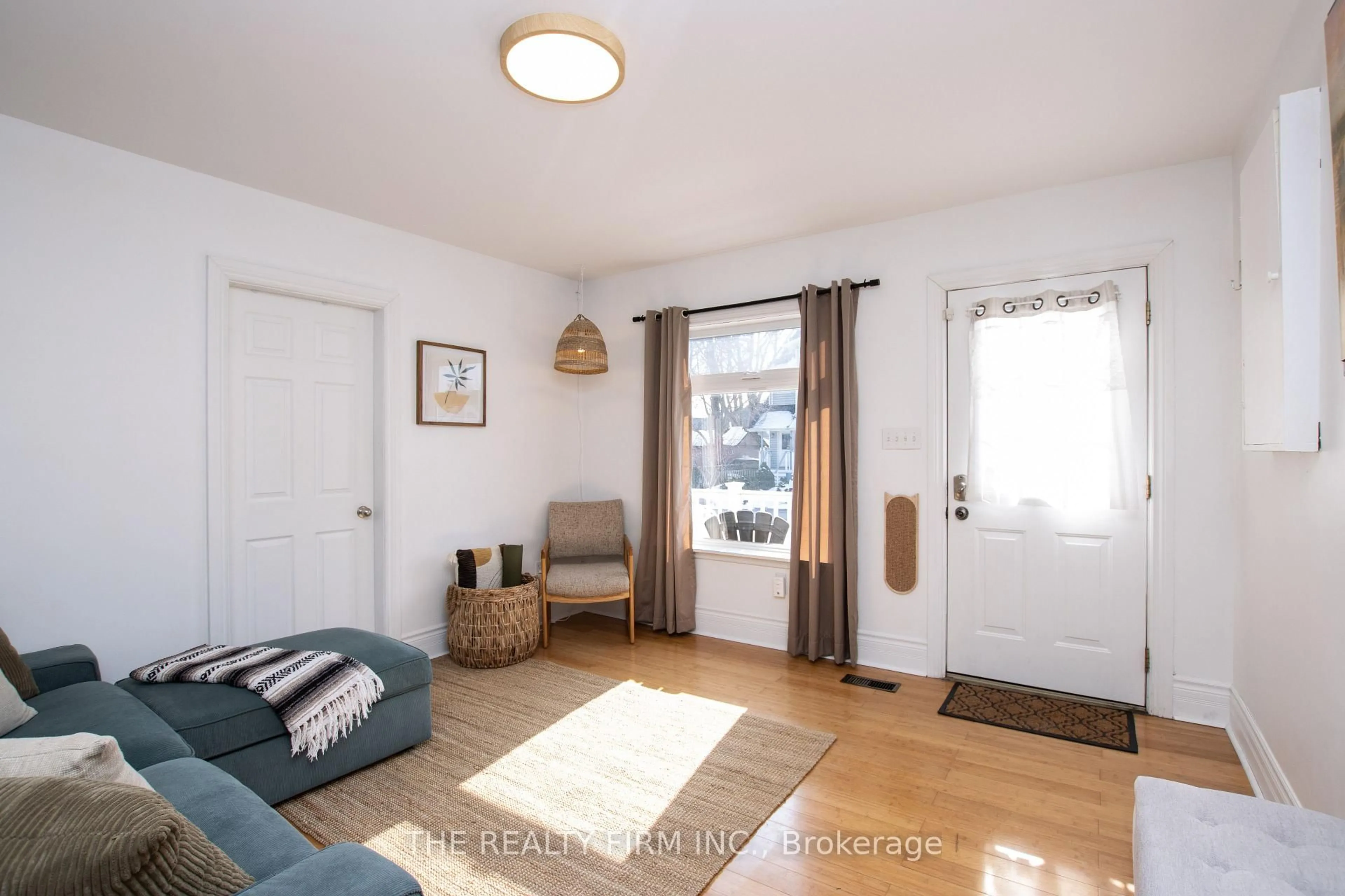 Living room with furniture, wood/laminate floor for 26 Grafton St, London East Ontario N5Z 1N7