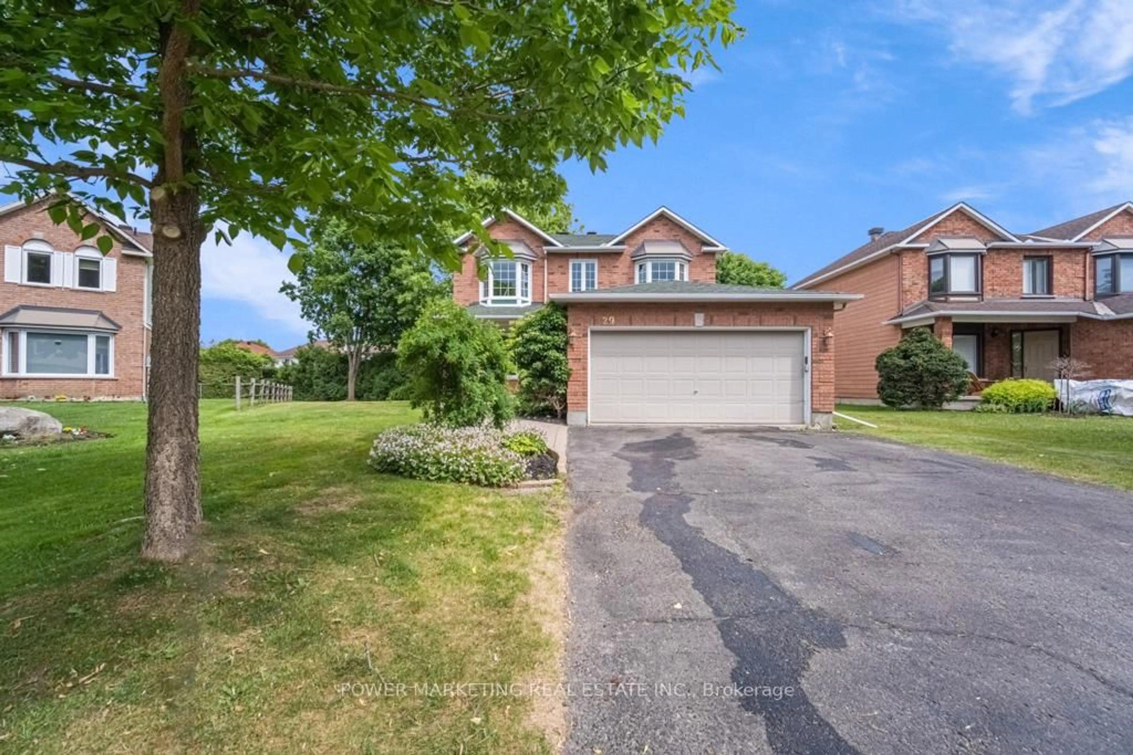 A pic from outside/outdoor area/front of a property/back of a property/a pic from drone, street for 29 TAJ Crt, Ottawa Ontario K1G 5K7