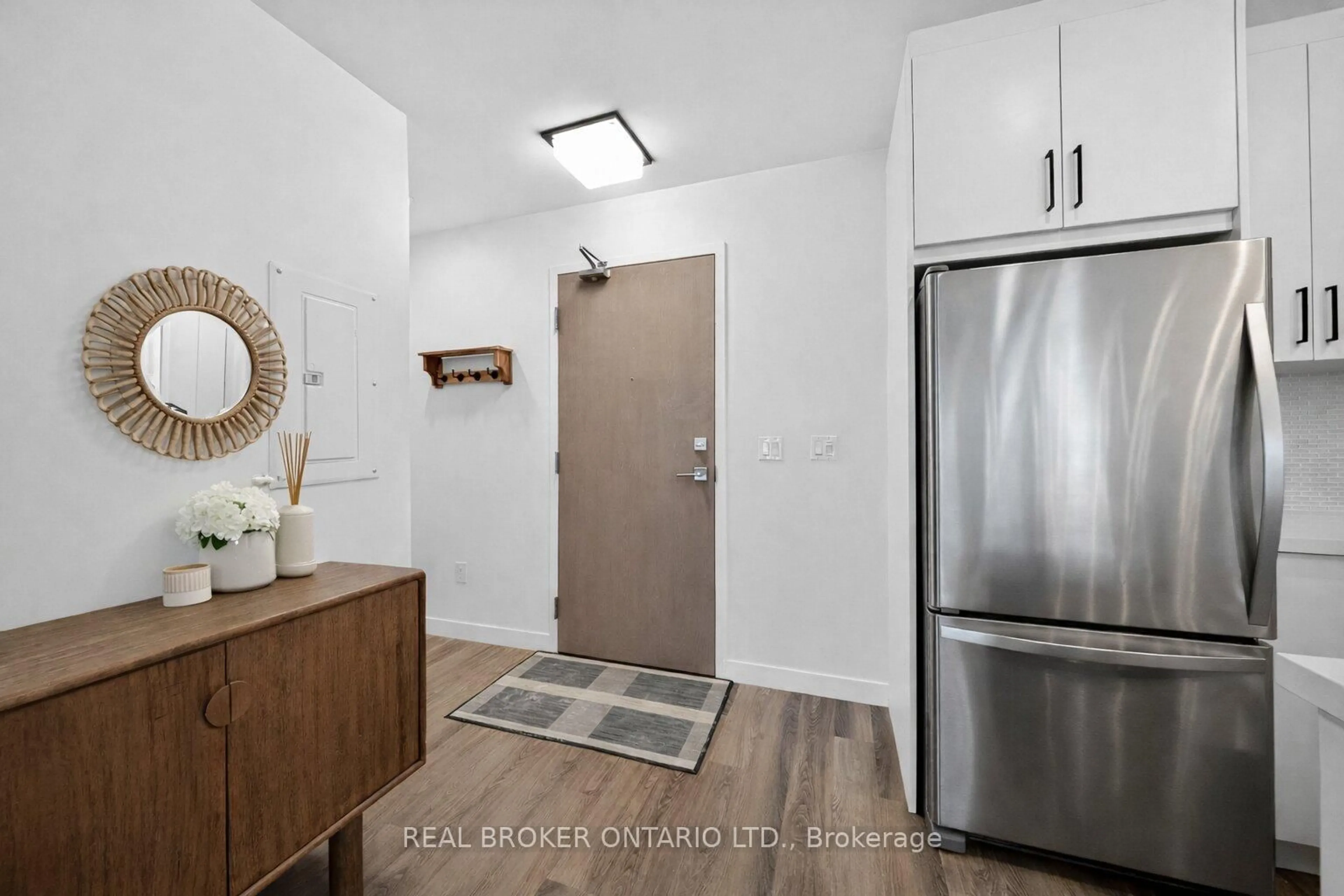 Indoor entryway for 479 Charlton Ave #106, Hamilton Ontario L8N 0B4