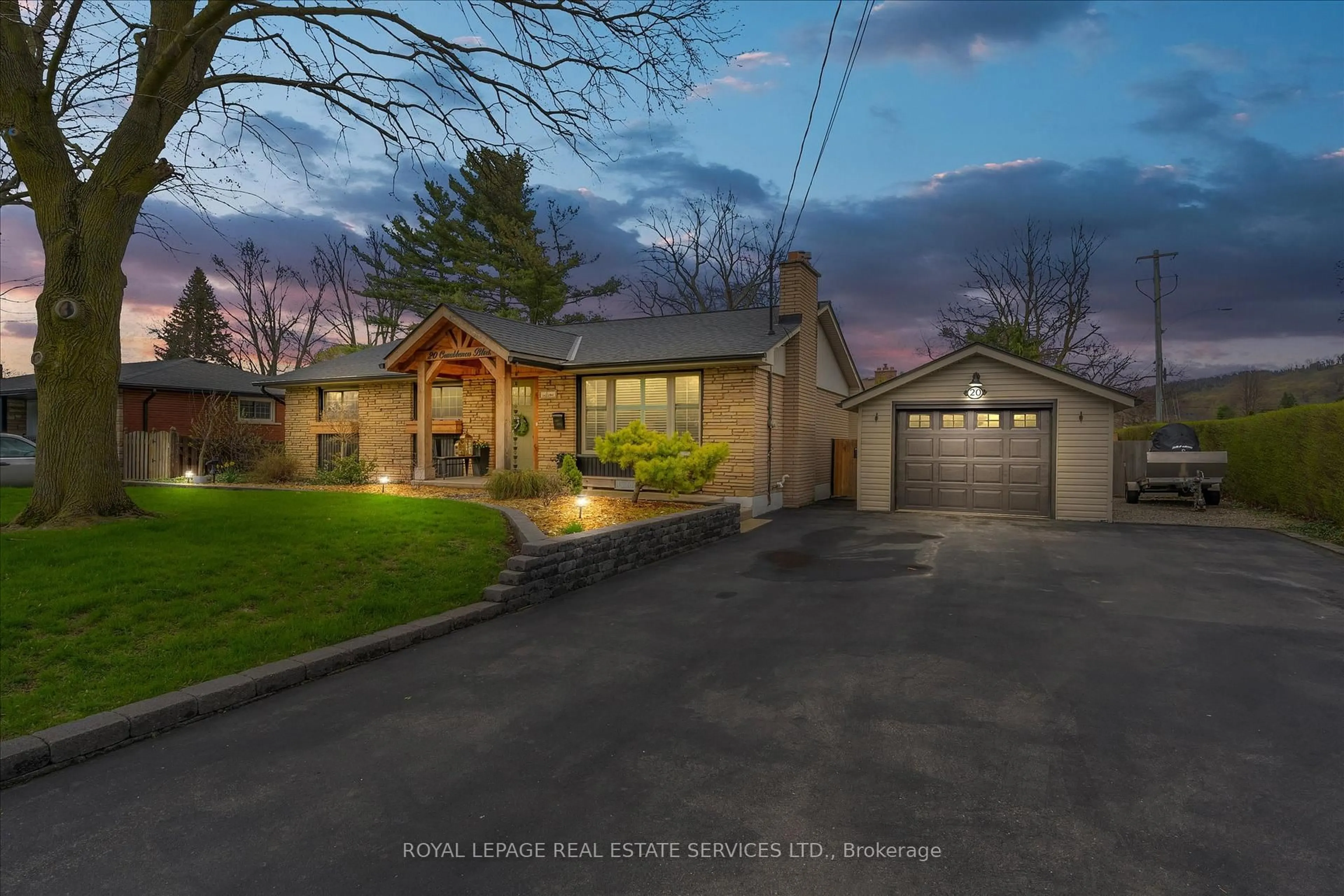 A pic from outside/outdoor area/front of a property/back of a property/a pic from drone, street for 20 Casablanca Blvd, Grimsby Ontario L3M 3Z1