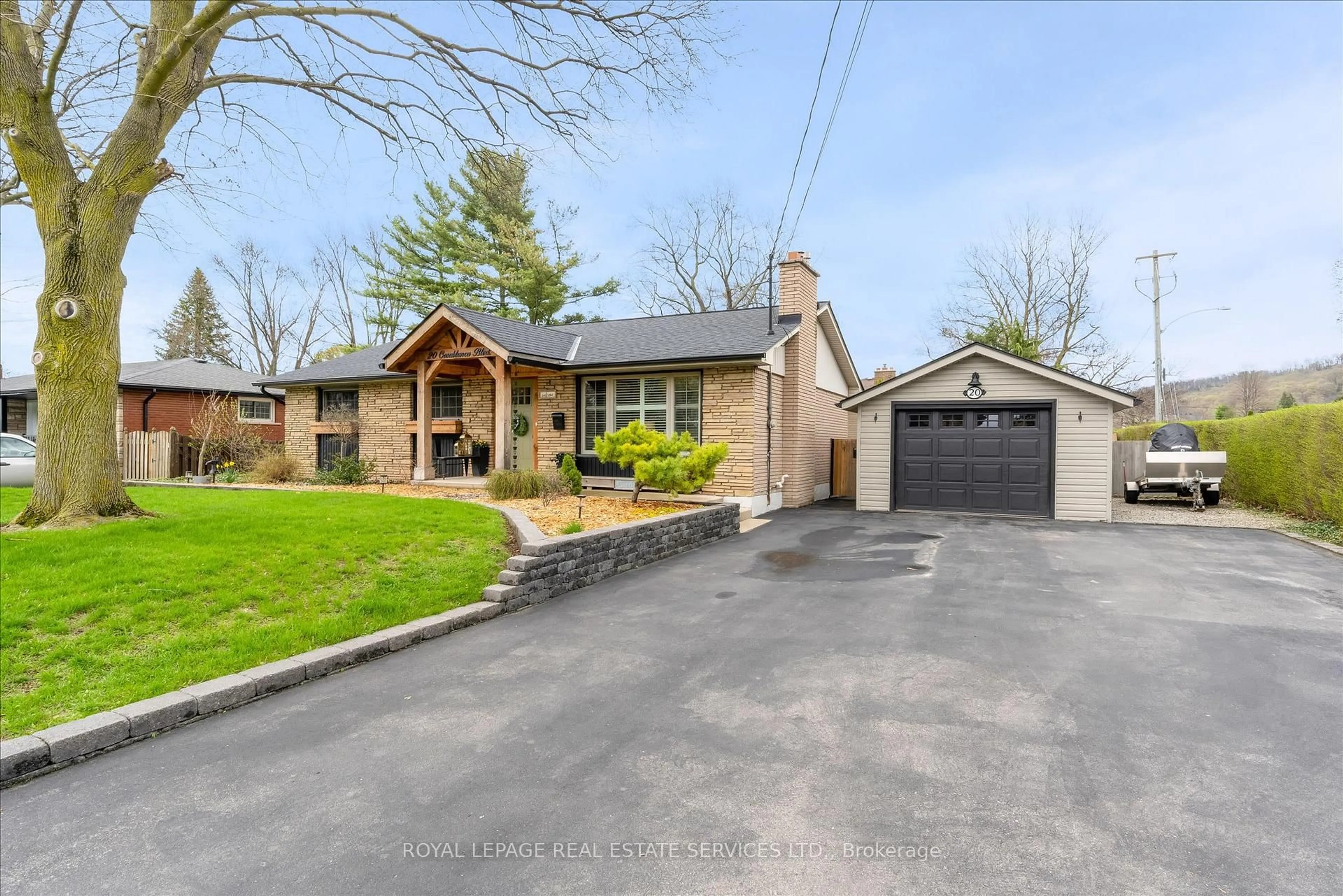 A pic from outside/outdoor area/front of a property/back of a property/a pic from drone, street for 20 Casablanca Blvd, Grimsby Ontario L3M 3Z1