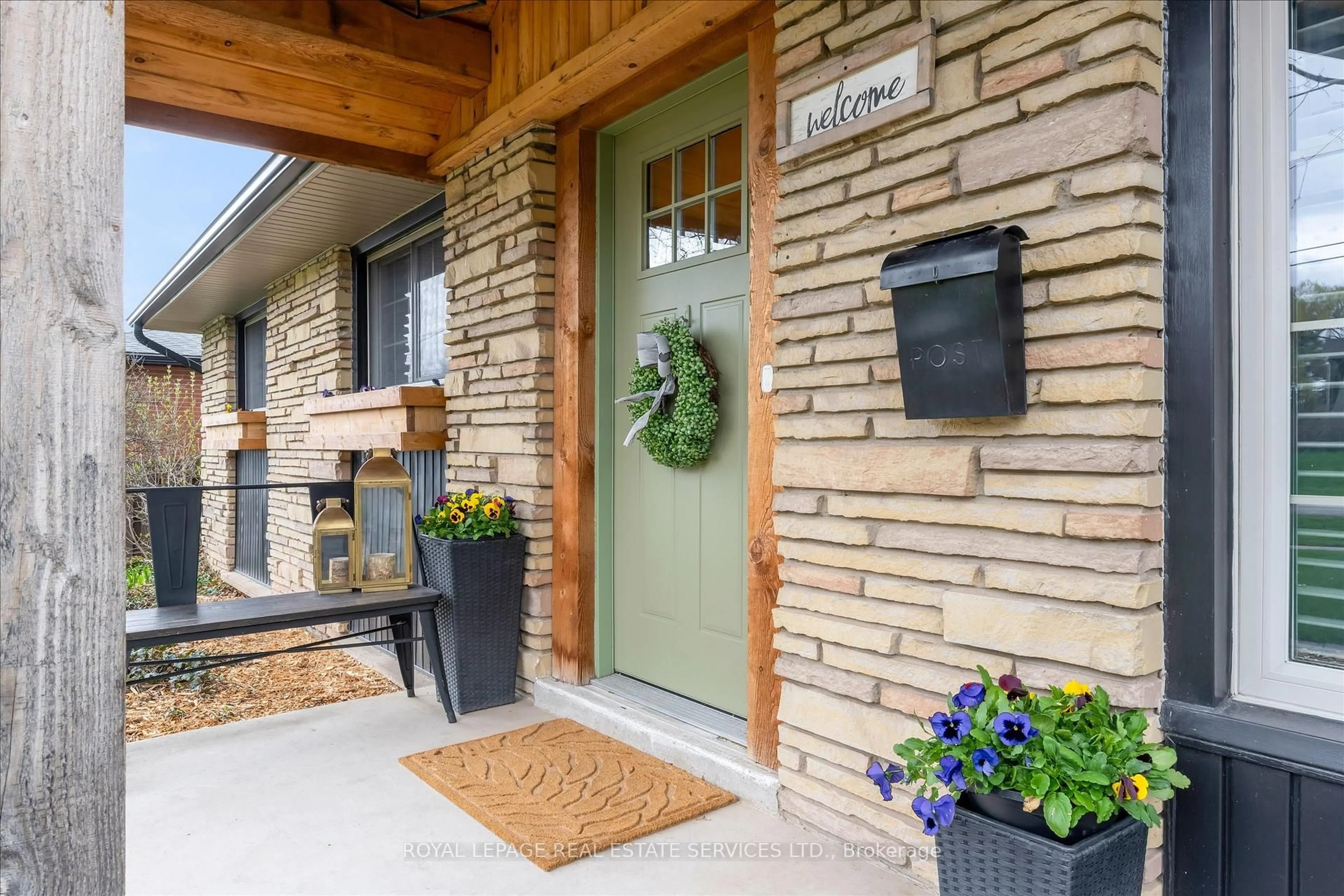 Indoor entryway for 20 Casablanca Blvd, Grimsby Ontario L3M 3Z1