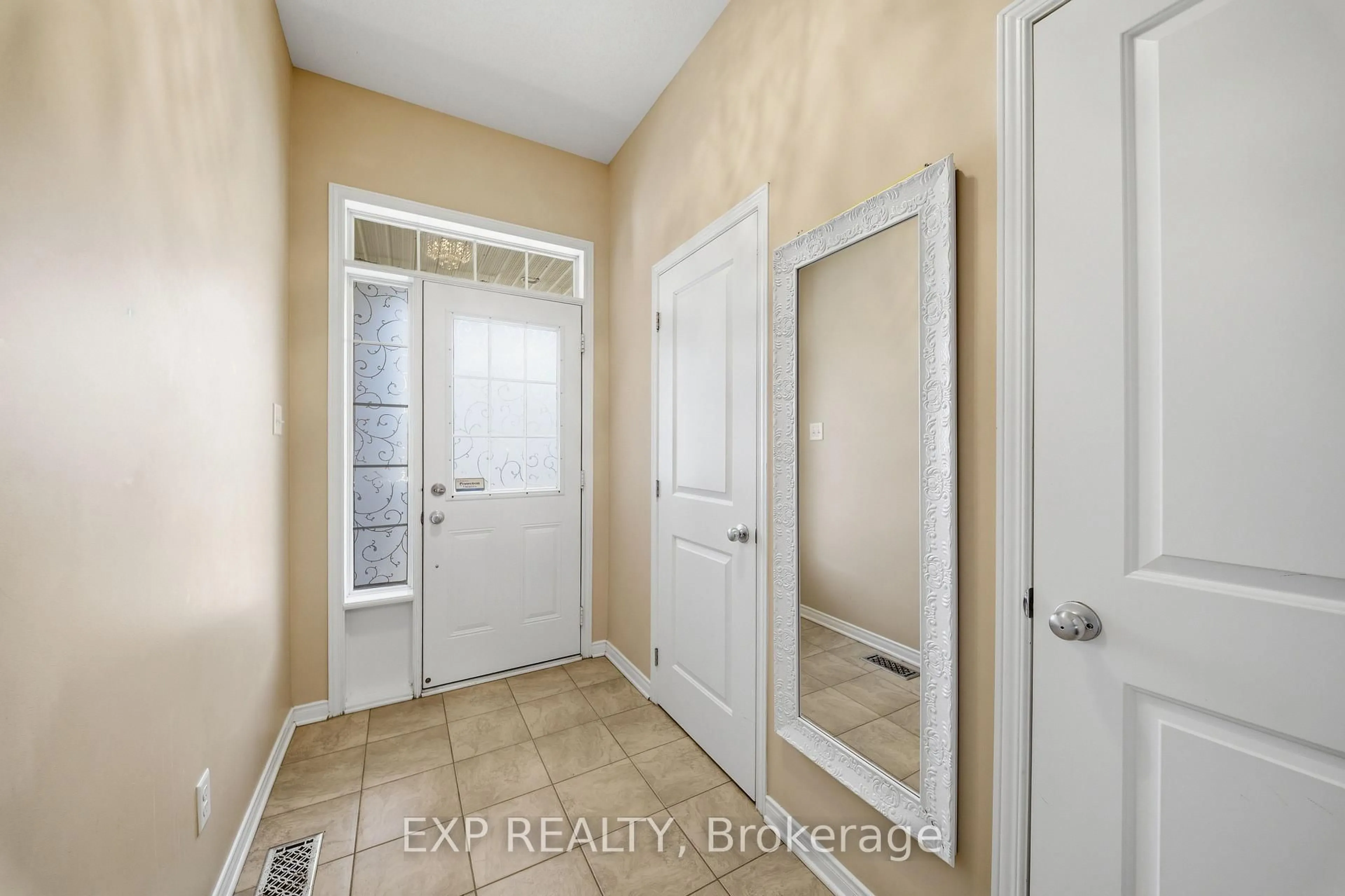 Indoor entryway for 587 Pepperville Cres, Ottawa Ontario K2M 0E7