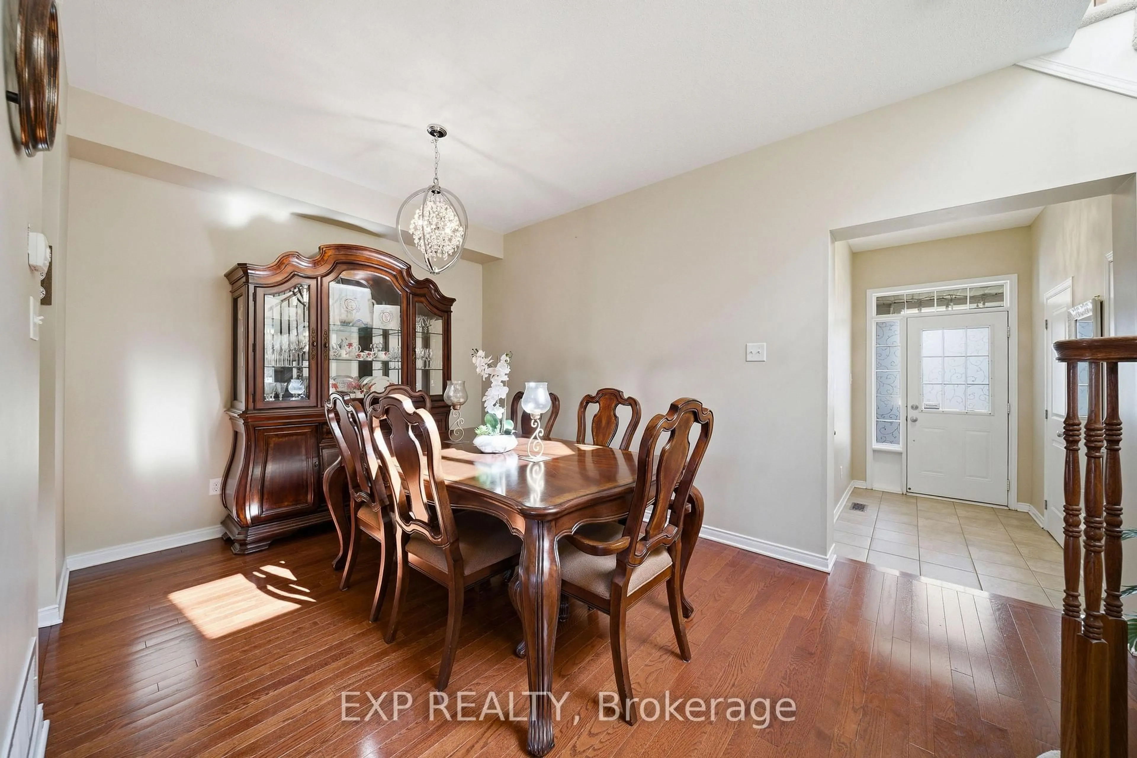 Dining room, wood/laminate floor for 587 Pepperville Cres, Ottawa Ontario K2M 0E7