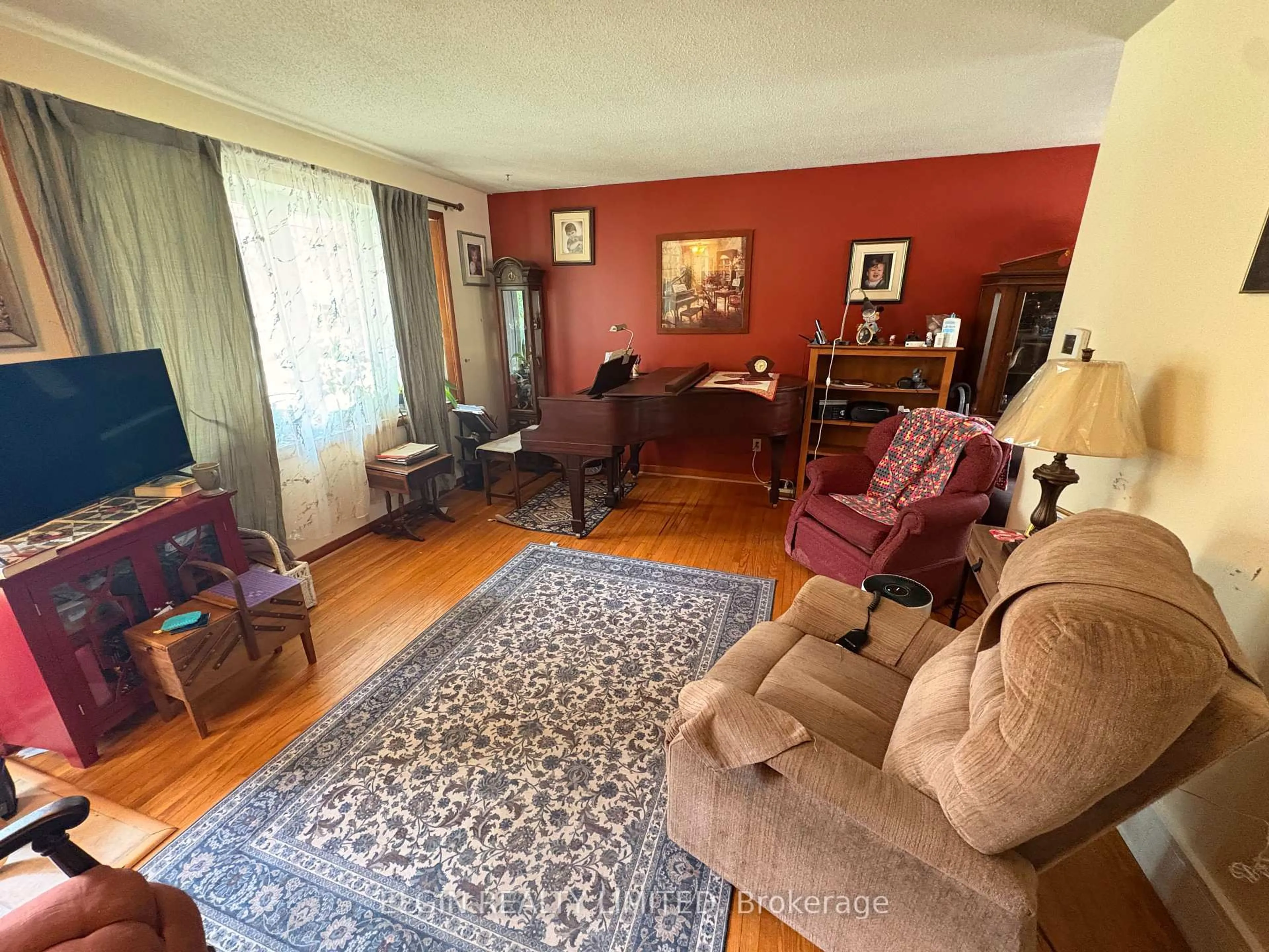 Living room with furniture, unknown for 14 Glanworth Ave, St. Thomas Ontario N5R 1E7