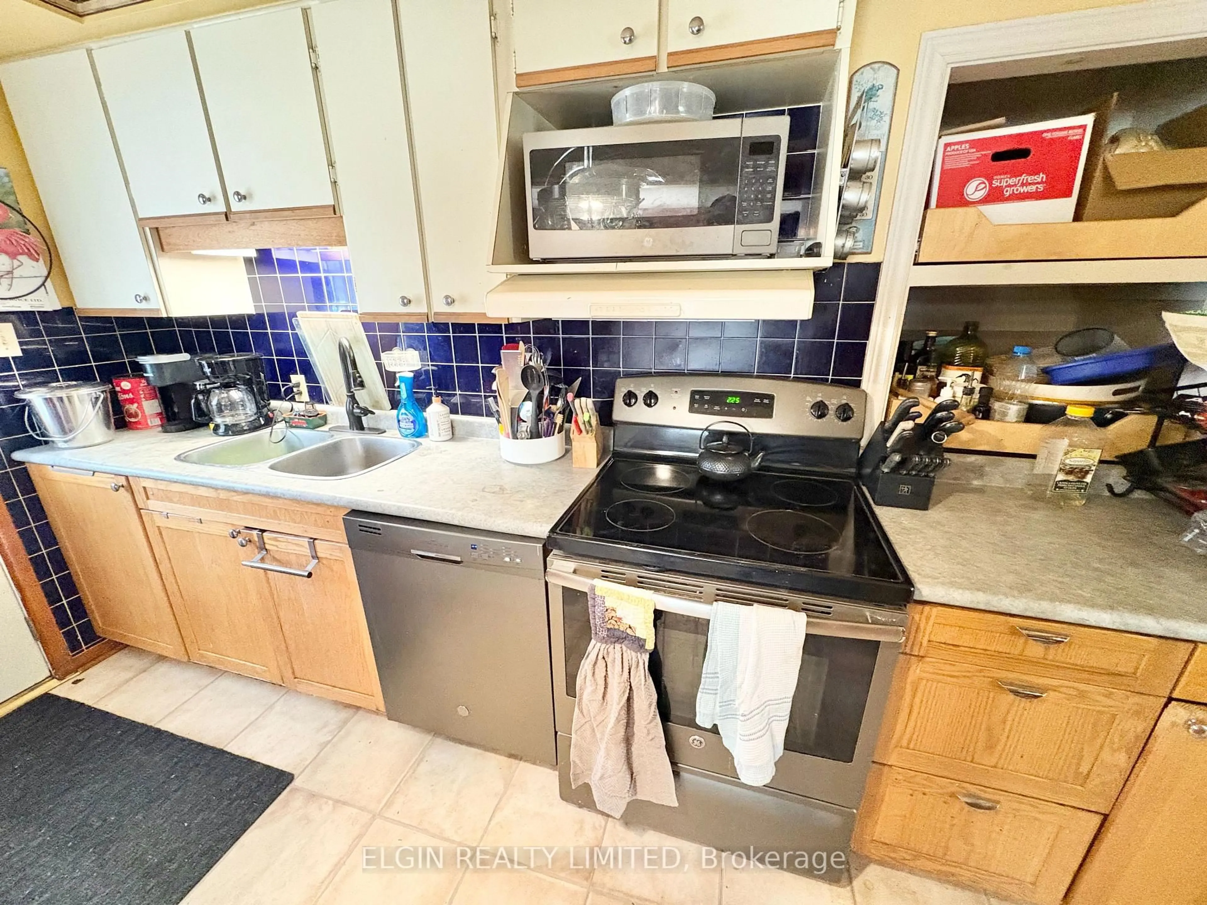 Standard kitchen, unknown for 14 Glanworth Ave, St. Thomas Ontario N5R 1E7