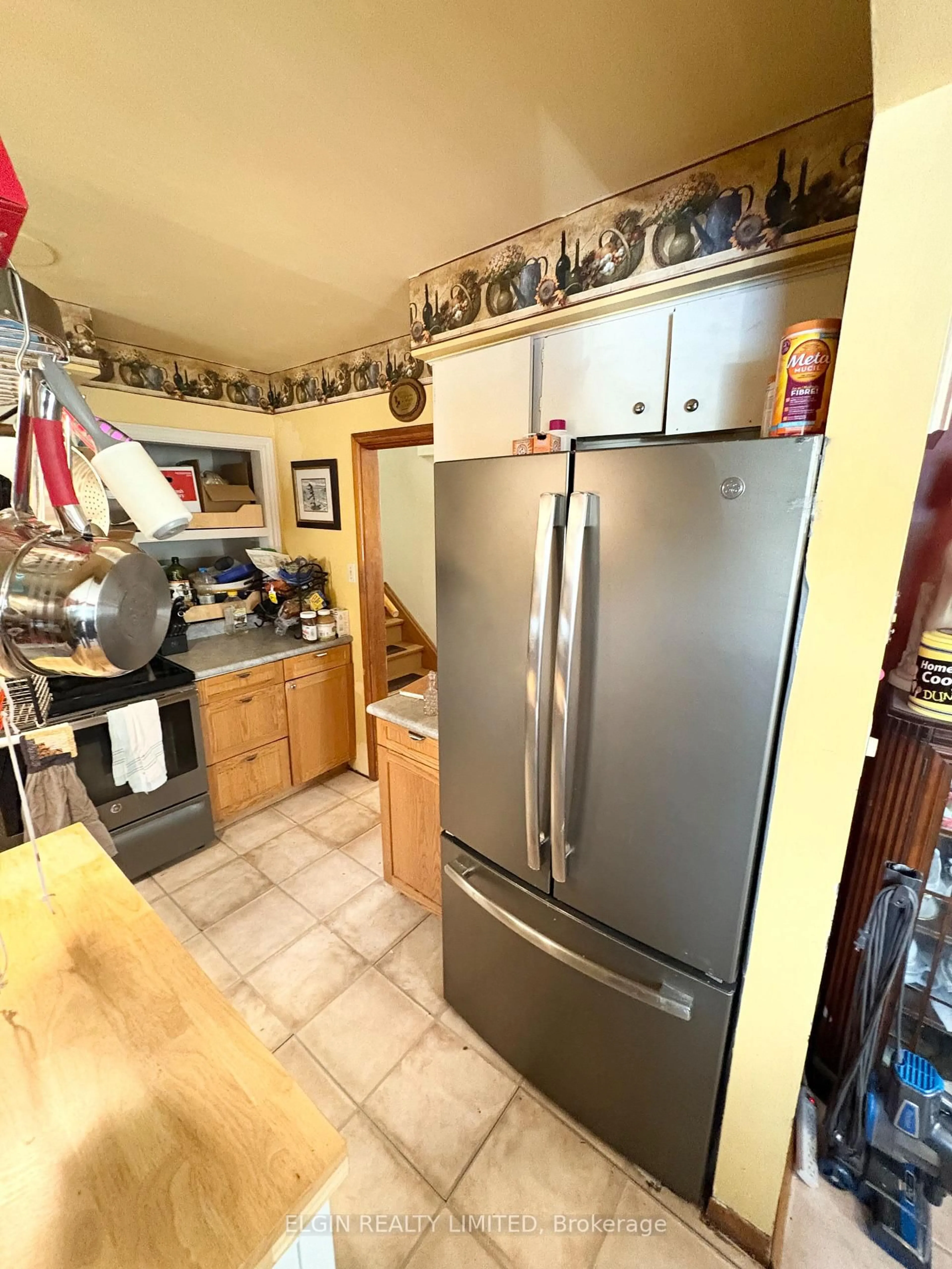 Standard kitchen, unknown for 14 Glanworth Ave, St. Thomas Ontario N5R 1E7