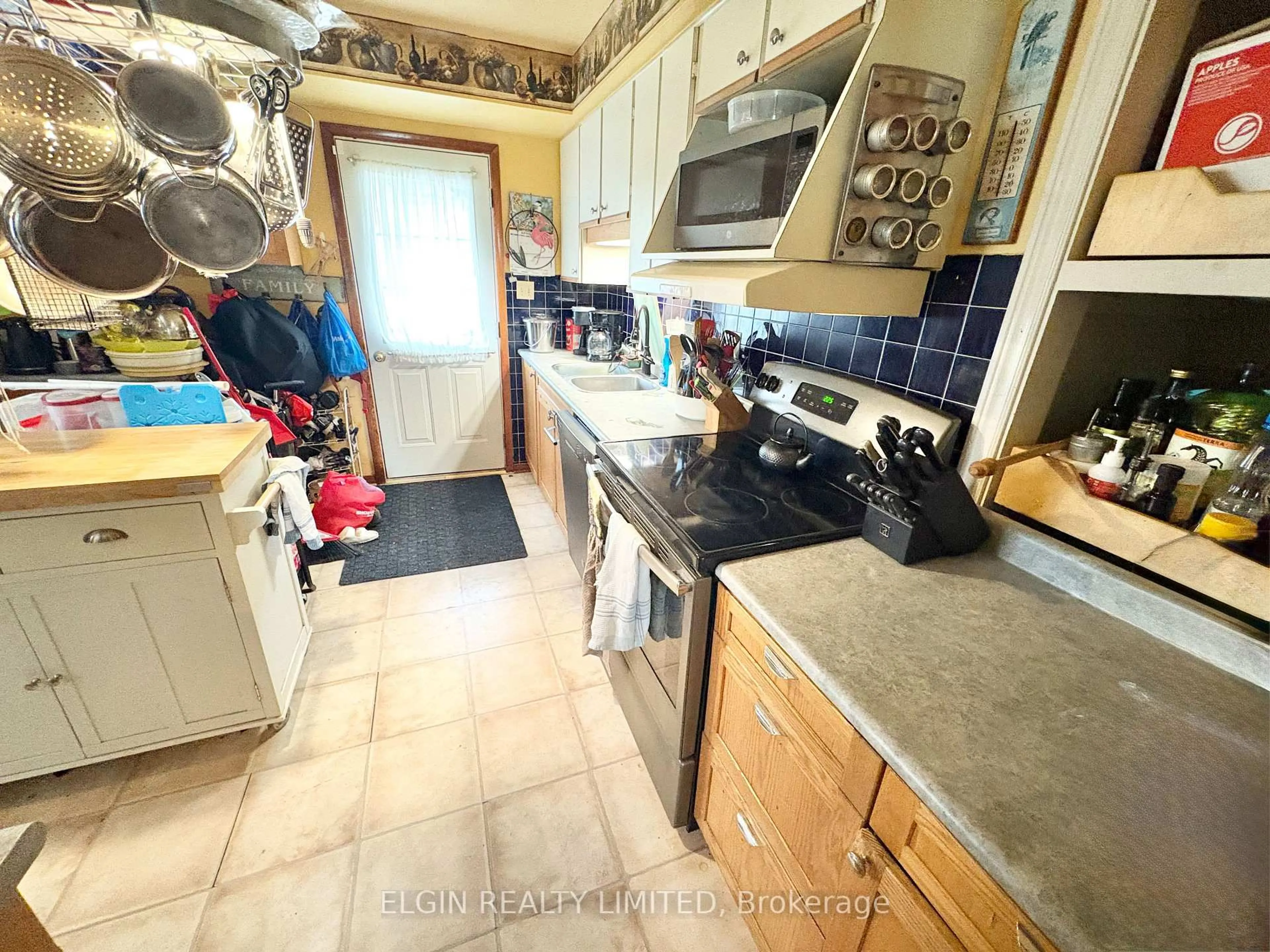 Standard kitchen, unknown for 14 Glanworth Ave, St. Thomas Ontario N5R 1E7