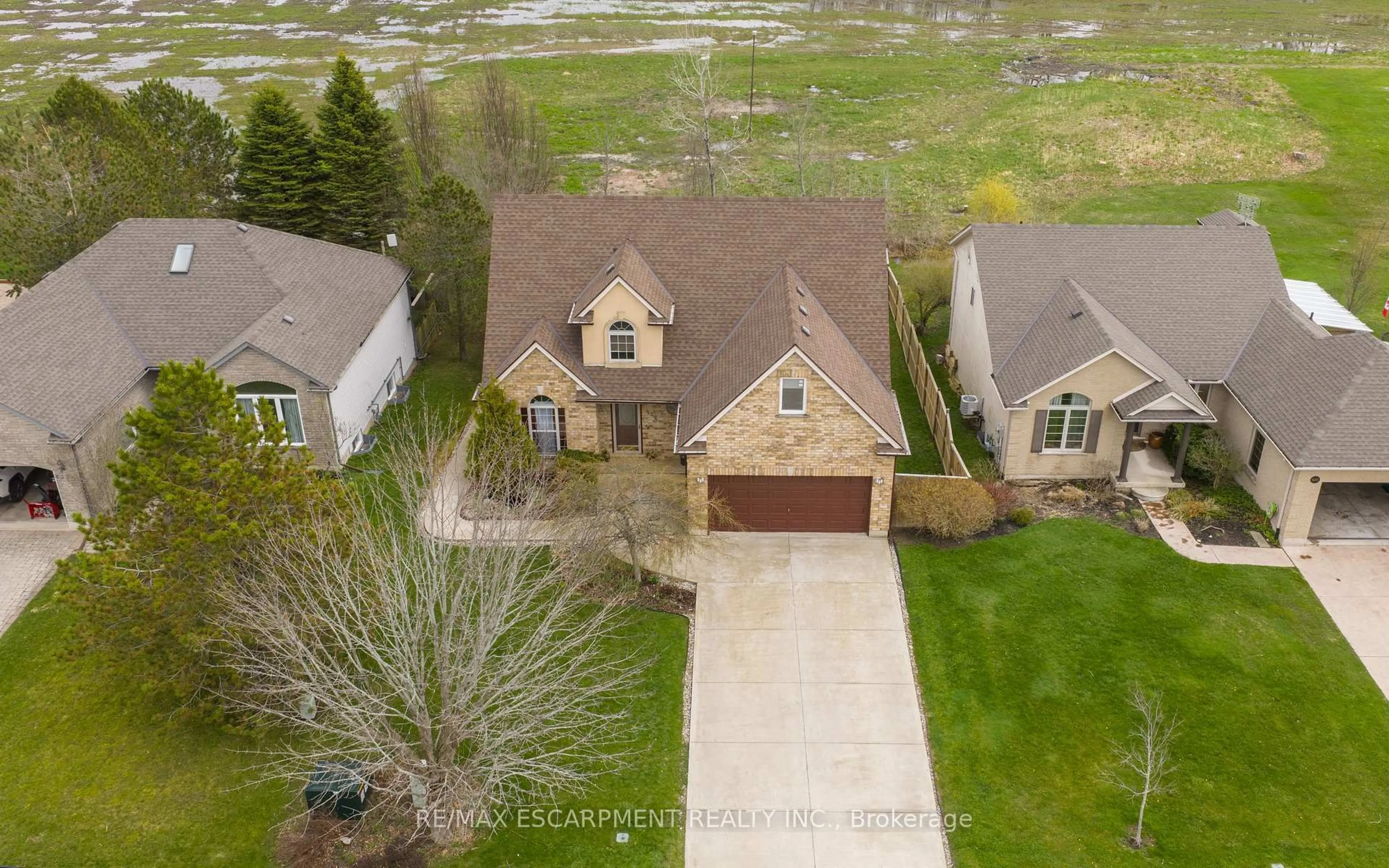 A pic from outside/outdoor area/front of a property/back of a property/a pic from drone, unknown for 426 Barrington Crt, Fort Erie Ontario L0S 1N0