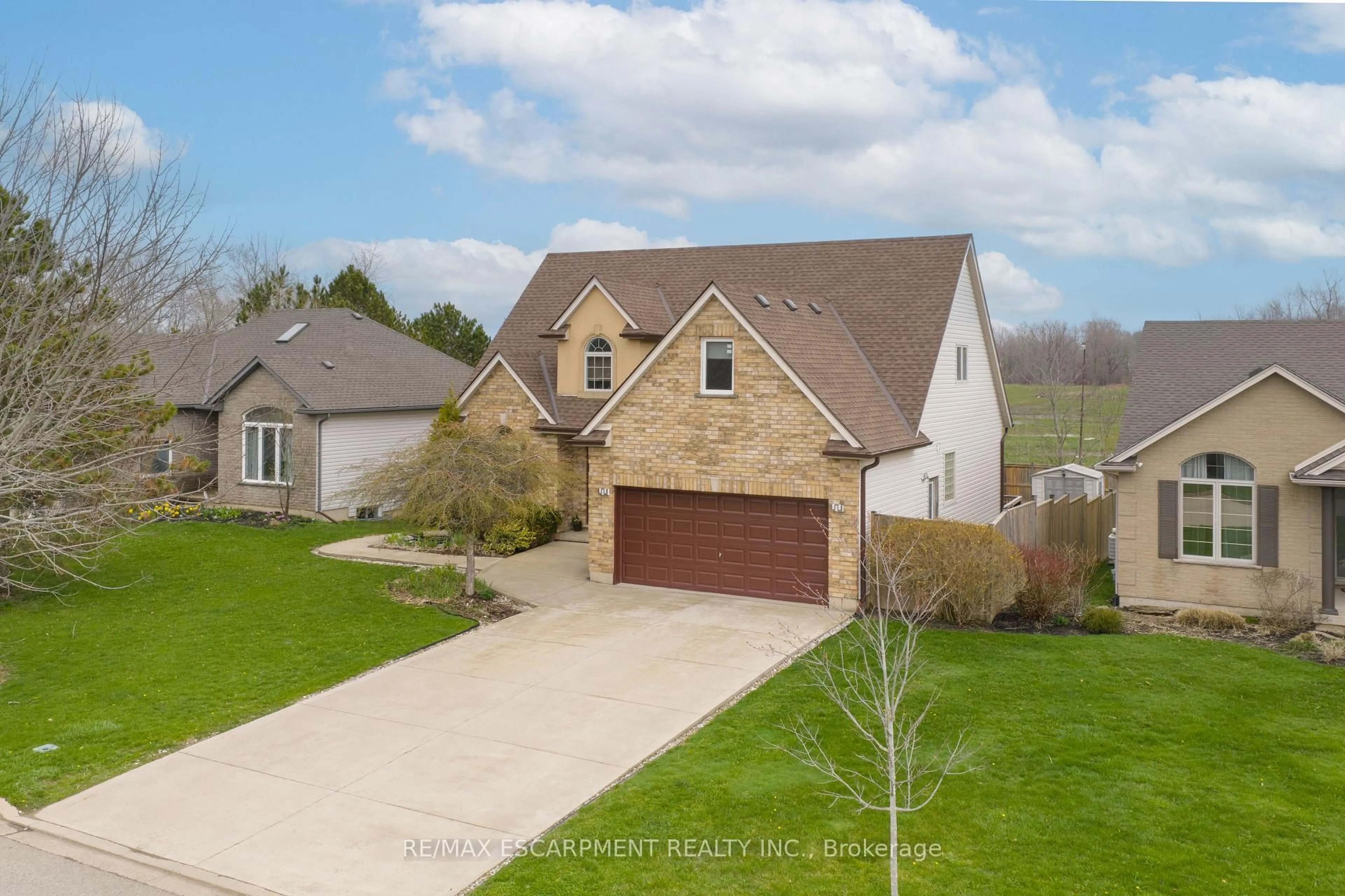 A pic from outside/outdoor area/front of a property/back of a property/a pic from drone, street for 426 Barrington Crt, Fort Erie Ontario L0S 1N0