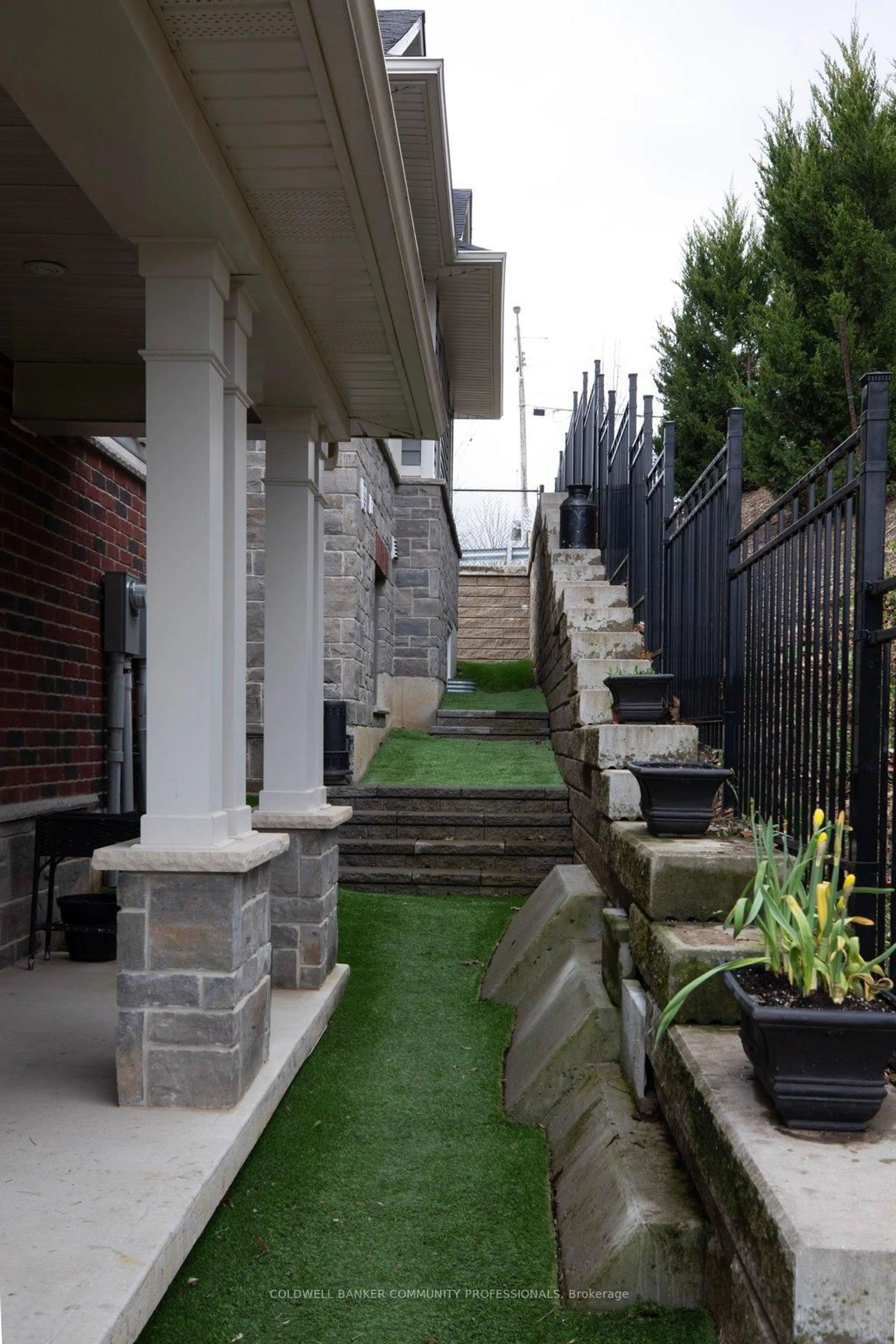 Patio, street for 2848 King St #10, Lincoln Ontario L0R 1S0