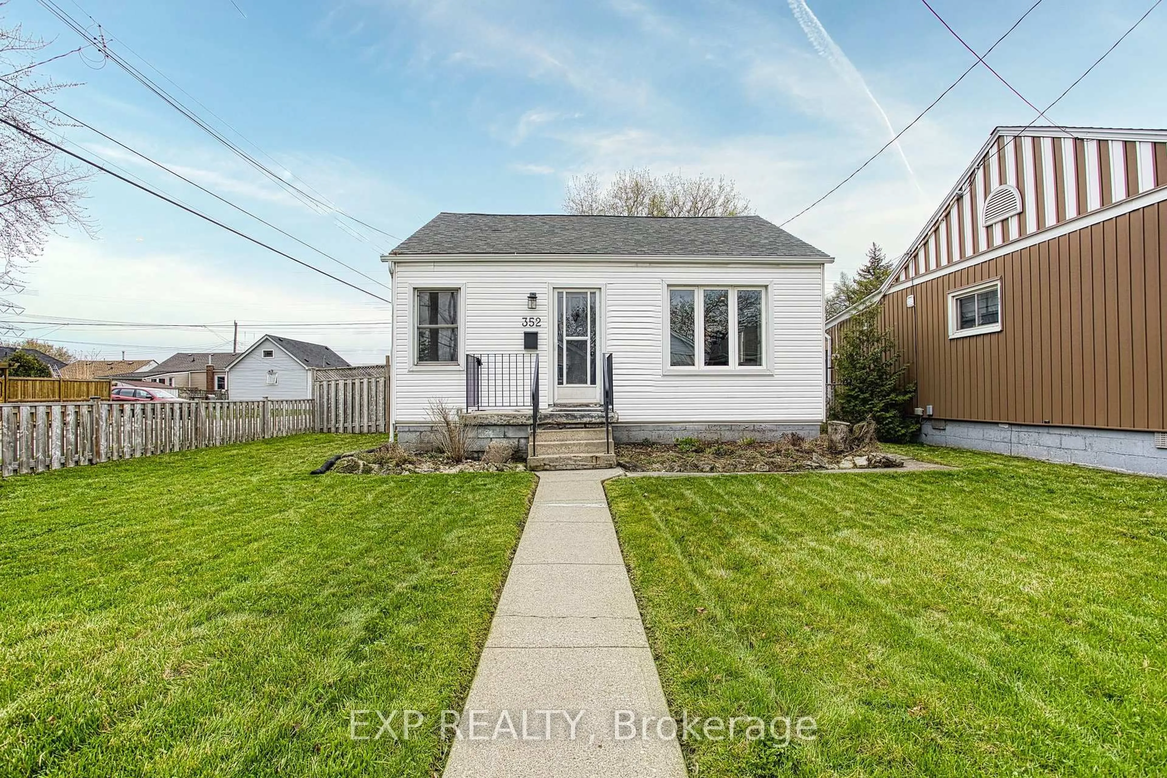 A pic from outside/outdoor area/front of a property/back of a property/a pic from drone, street for 352 Fairfield Ave, Hamilton Ontario L8H 5H8