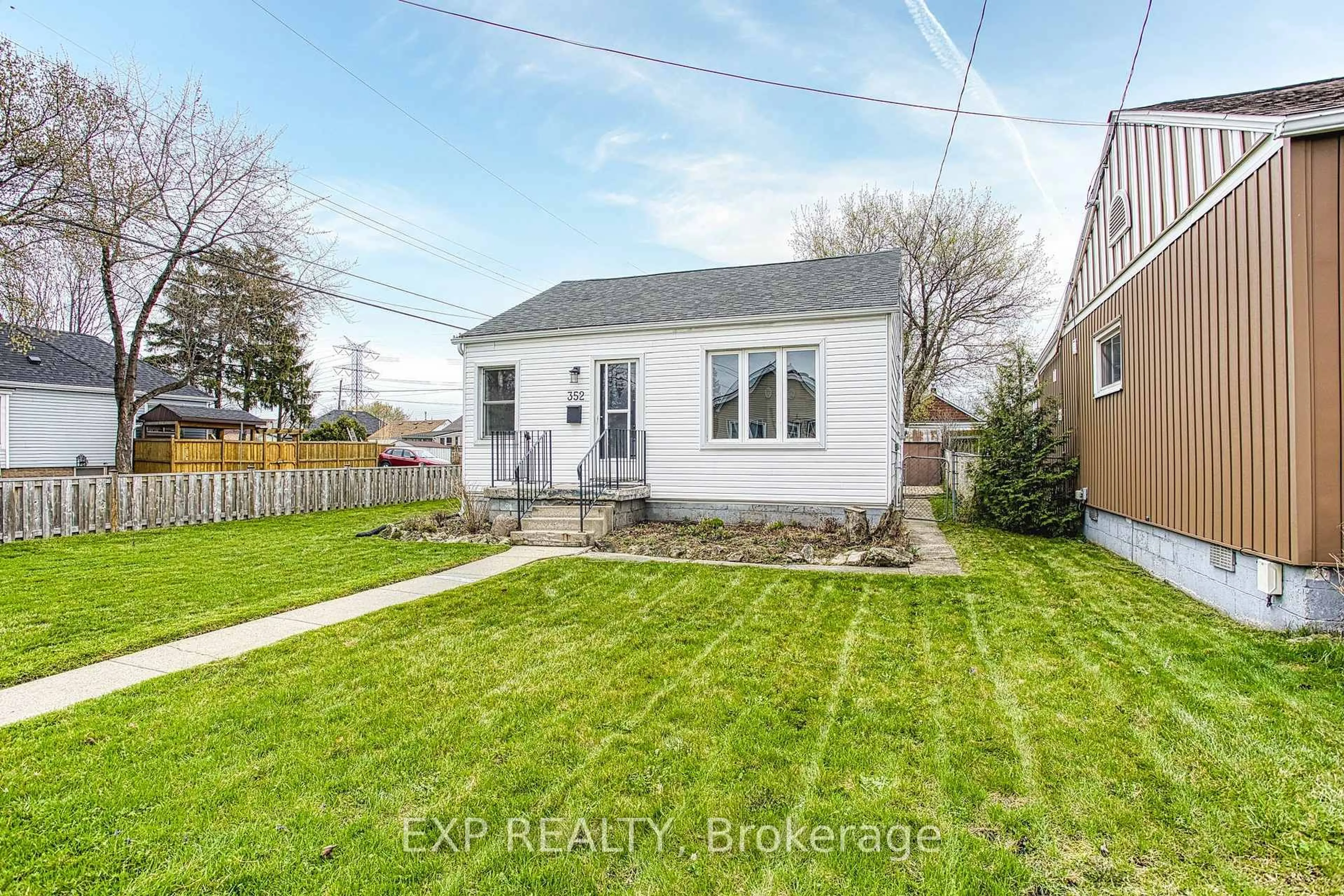 A pic from outside/outdoor area/front of a property/back of a property/a pic from drone, street for 352 Fairfield Ave, Hamilton Ontario L8H 5H8