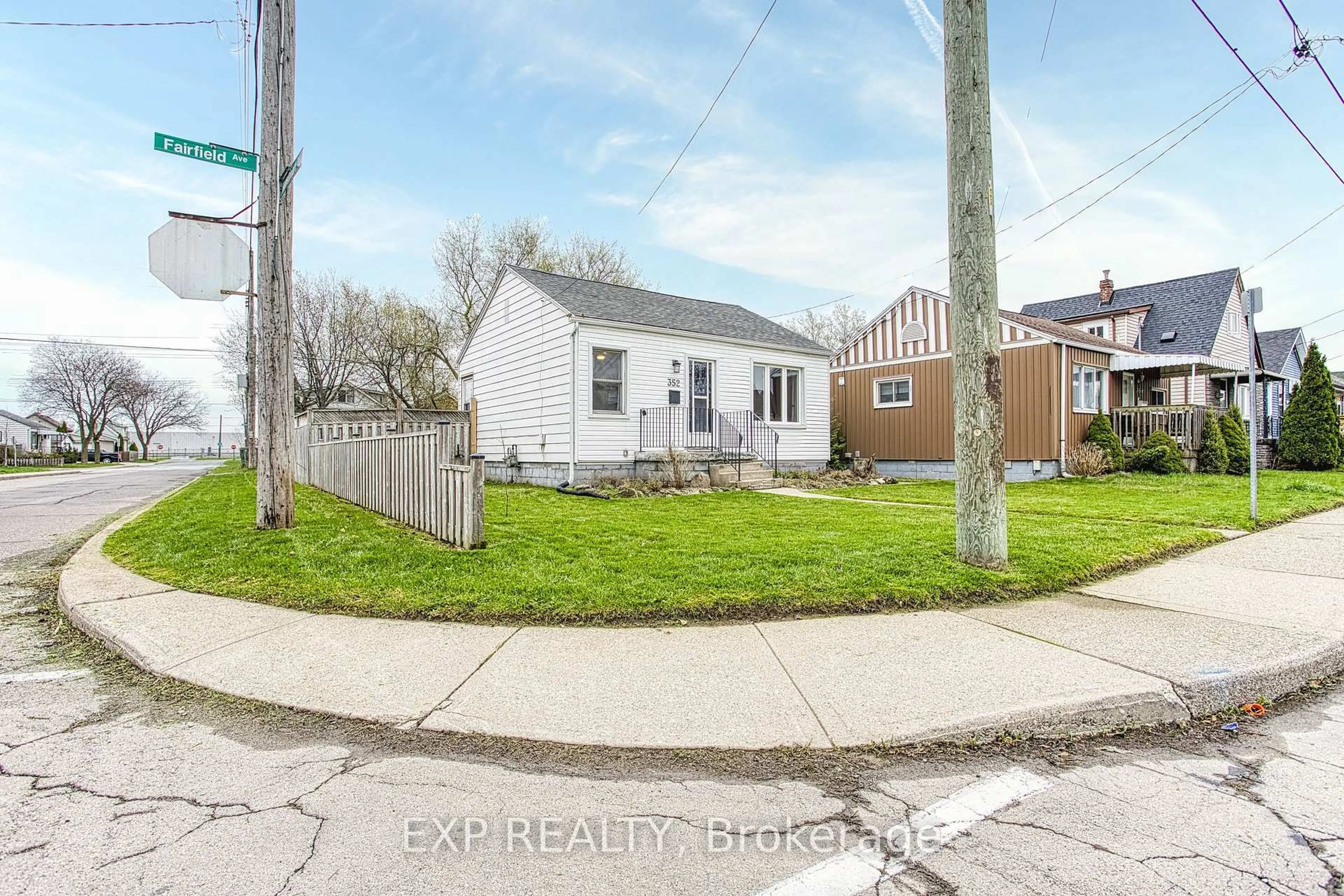 A pic from outside/outdoor area/front of a property/back of a property/a pic from drone, street for 352 Fairfield Ave, Hamilton Ontario L8H 5H8