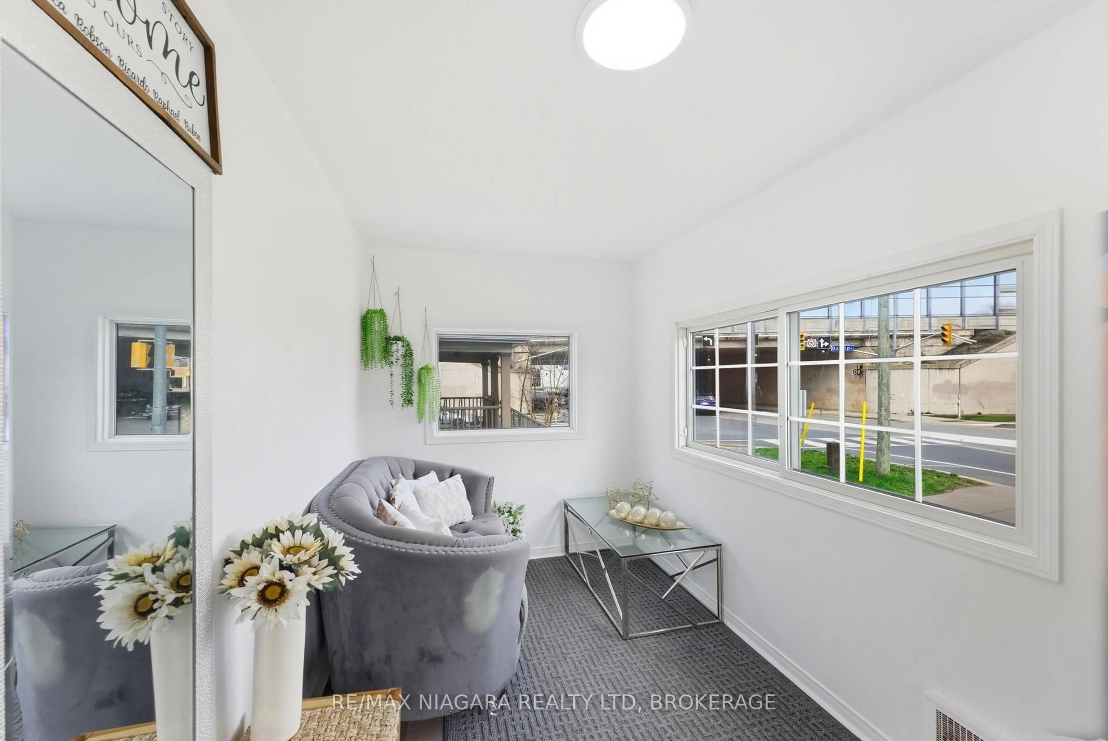 Unknown for 243 Geneva St, St. Catharines Ontario L2R 4R2